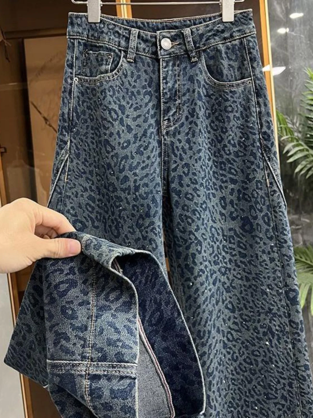 Retro American Leopard Print Jeans Women's Heavy Du Casual Loose Fit Spring New Sle High Waist Long Pants Trendy Straight...
Retro American Leopard Print Jeans Women's Heavy Du Casual Loose Fit Spring New Sle High Waist Long Pants Trendy Straight...