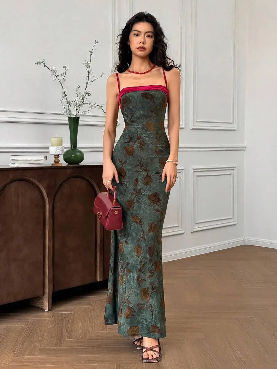 Women's Floral Jacquard Fitted Maxi Dress with Mermaid Hem and Contrast Strap
Women's Floral Jacquard Fitted Maxi Dress with Mermaid Hem and Contrast Strap