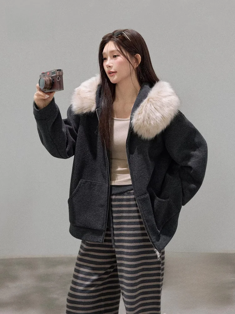 Женское пальто больших размеров, куртка с капюшоном, большой меховой воротник, глубокий глаз, корейская модная женская верхняя одежда больших размеров
Женское пальто больших размеров, куртка с капюшоном, большой меховой воротник, глубокий глаз, корейская модная женская верхняя одежда больших размеров