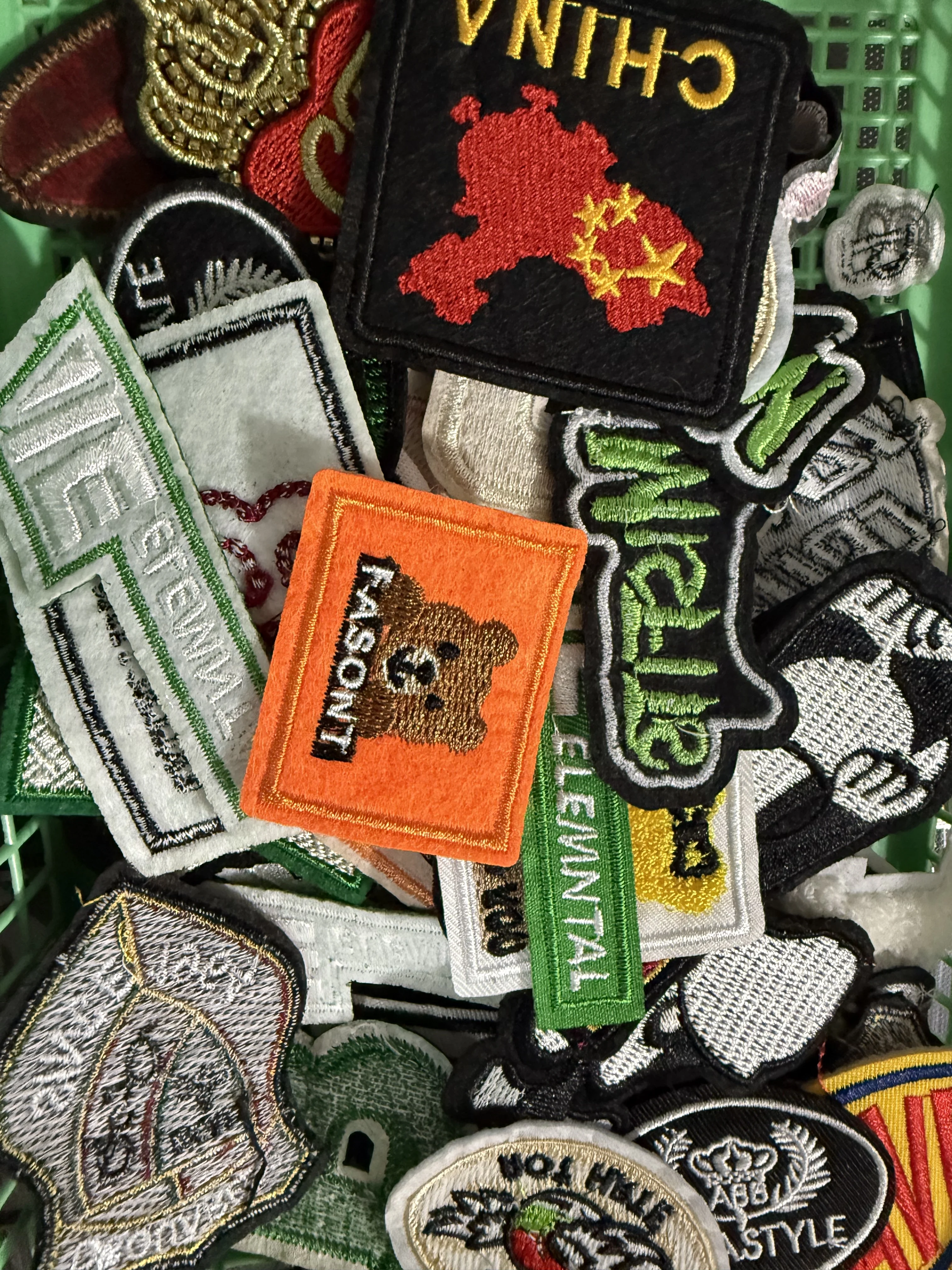 100pcs/lot Random Mix Iron On and Sew-On Badge Patches for Fashion Clothes Decoration Apparel Fabric Backpack Sewing Appliques
100pcs/lot Random Mix Iron On and Sew-On Badge Patches for Fashion Clothes Decoration Apparel Fabric Backpack Sewing Appliques