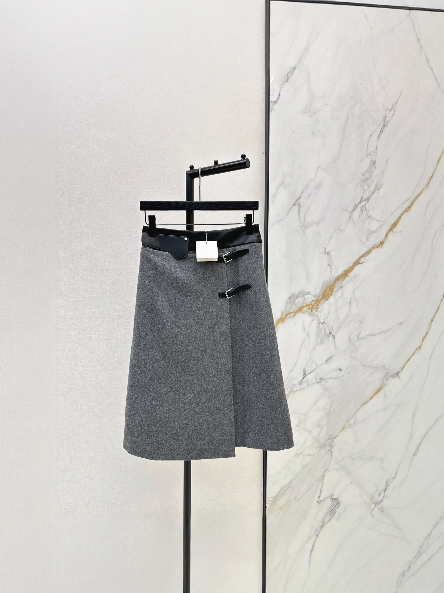 High Waist Wool Blend Midi Skirt with Side Button Decoration Commute Friendly Skin-friendly Breathable Innerlined Polyester Wool
High Waist Wool Blend Midi Skirt with Side Button Decoration Commute Friendly Skin-friendly Breathable Innerlined Polyester Wool