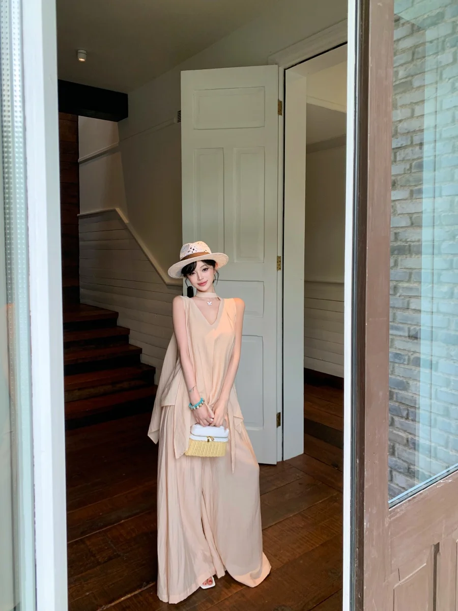 Laid-back Style Women's Summer Outfit V-neck Sleeveless Top High-waist Loose Casual Pants Two-piece Set Fashionable Casual Wear
Laid-back Style Women's Summer Outfit V-neck Sleeveless Top High-waist Loose Casual Pants Two-piece Set Fashionable Casual Wear