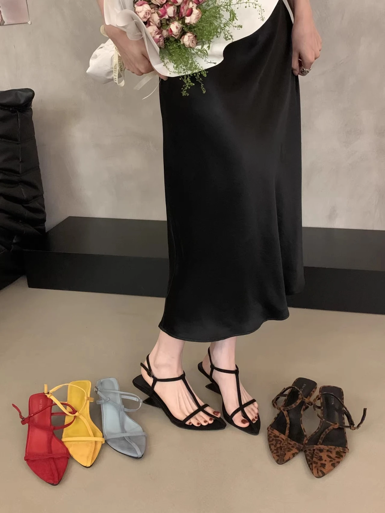 French-style Pointed Open-toe Niche Wedge Strap Sandals for Women 2026 Summer Fairy-style Pointed Roman Sandals
French-style Pointed Open-toe Niche Wedge Strap Sandals for Women 2026 Summer Fairy-style Pointed Roman Sandals