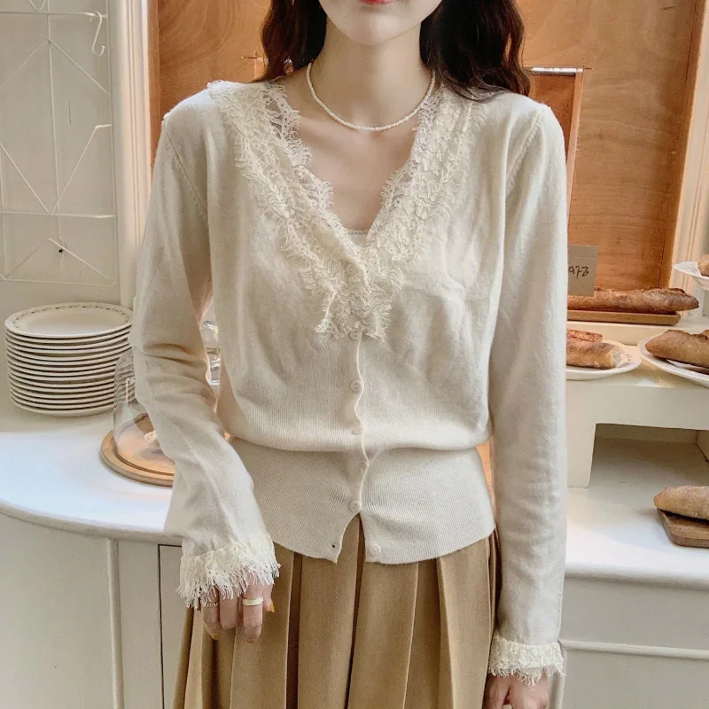 Cardigan For Women Lace Design V-neck Tender Lady Classic Pure All-match Retro Basic Temperament Korean Fashion Style Cozy Chic
Cardigan For Women Lace Design V-neck Tender Lady Classic Pure All-match Retro Basic Temperament Korean Fashion Style Cozy Chic
