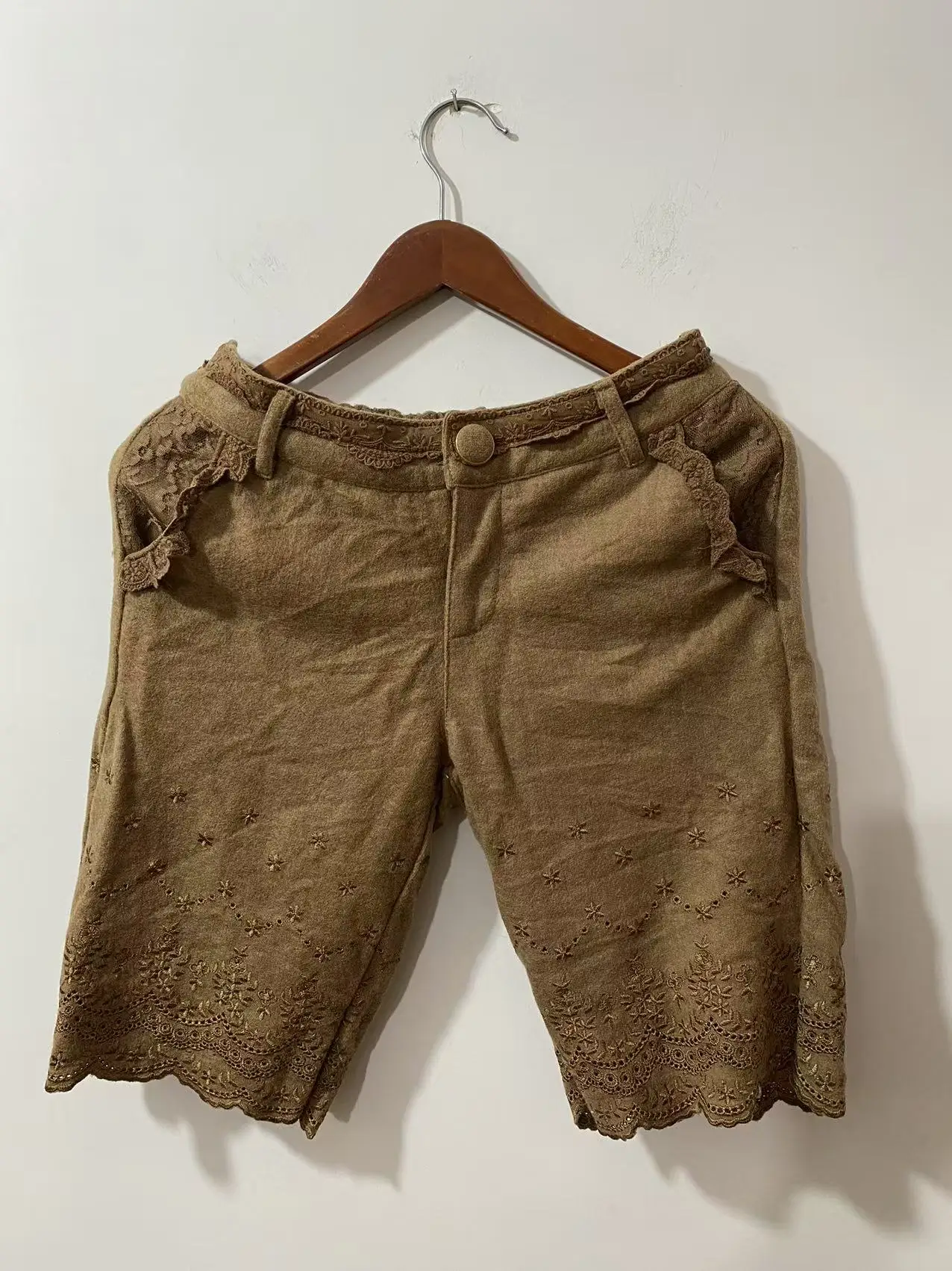 Japan Style Lace Embroidery Thick Solid Color Peach Skin Knee Length Pants
Japan Style Lace Embroidery Thick Solid Color Peach Skin Knee Length Pants