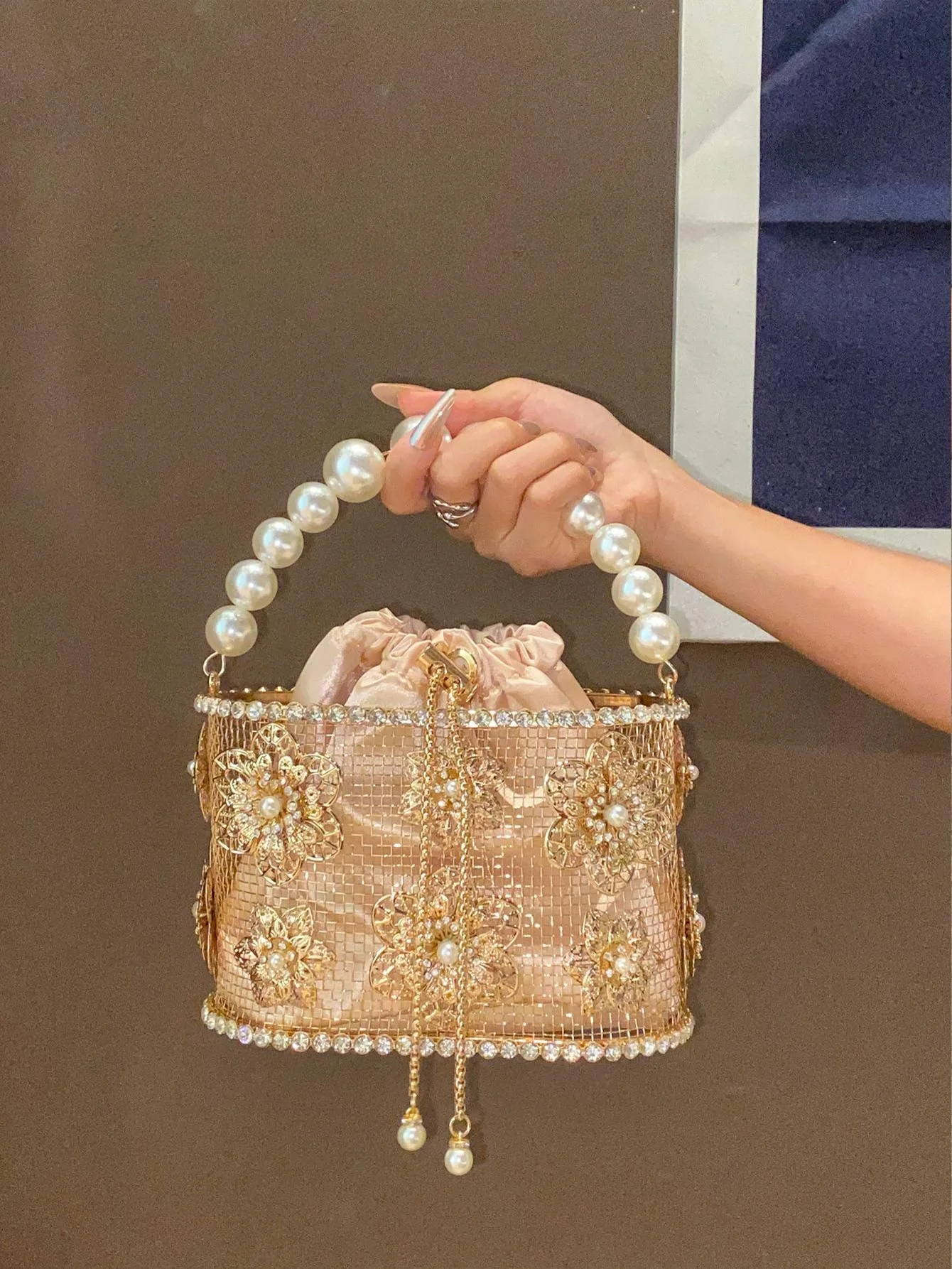 UGALS Metal Flower Rhinestone Bucket Bag Evening Pearl Silk Satin Clutch Crossbody Bag Sweet Lady Style Hard Handle Handbag
UGALS Metal Flower Rhinestone Bucket Bag Evening Pearl Silk Satin Clutch Crossbody Bag Sweet Lady Style Hard Handle Handbag