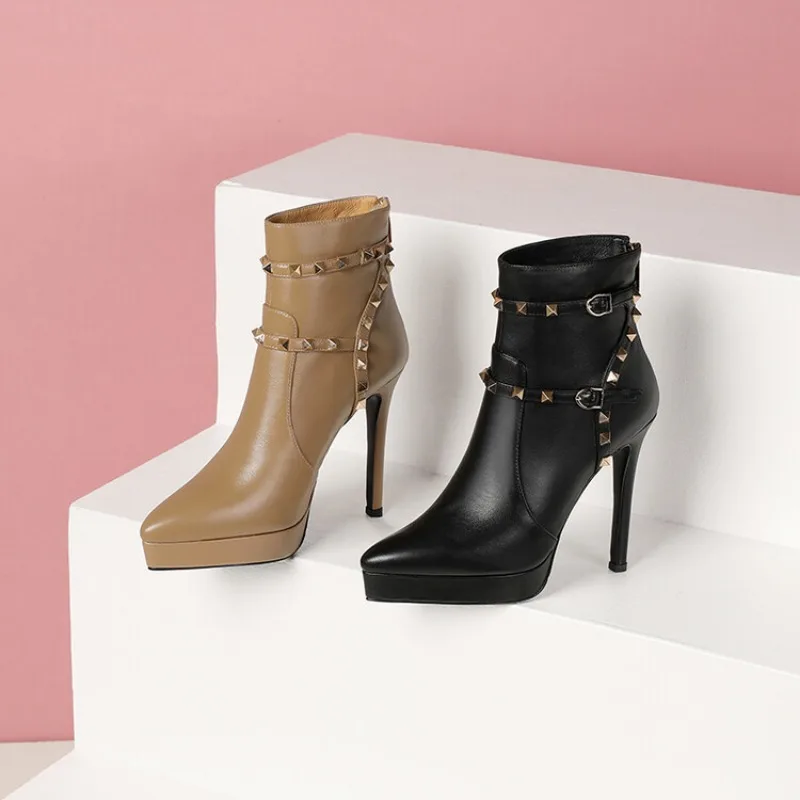 European and American Slim High Heel Side Zipper Rivet Thick Sole Boots for Women's Fashionable Leather Pointed Short Boots
European and American Slim High Heel Side Zipper Rivet Thick Sole Boots for Women's Fashionable Leather Pointed Short Boots