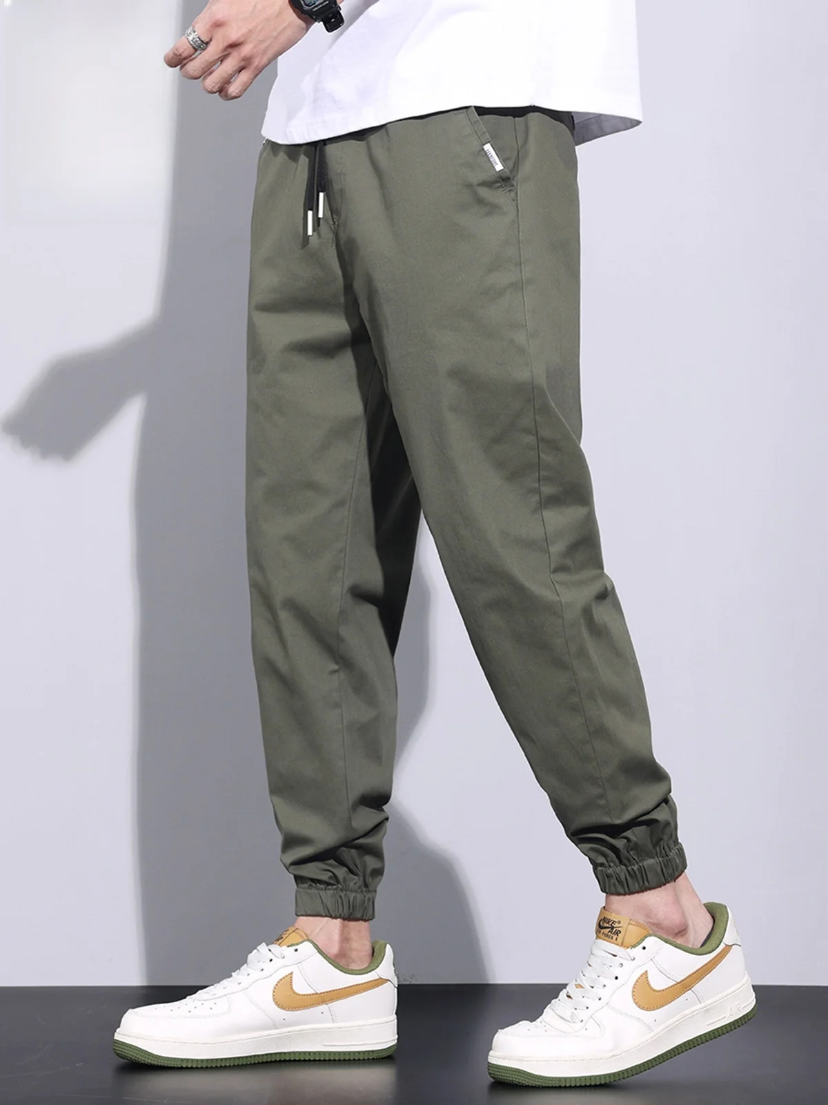 Мужские весенние брюки-харемы Color: модные спортивные повседневные брюки свободного кроя с манжетами, из хлопка и полиэстера
Мужские весенние брюки-харемы Color: модные спортивные повседневные брюки свободного кроя с манжетами, из хлопка и полиэстера