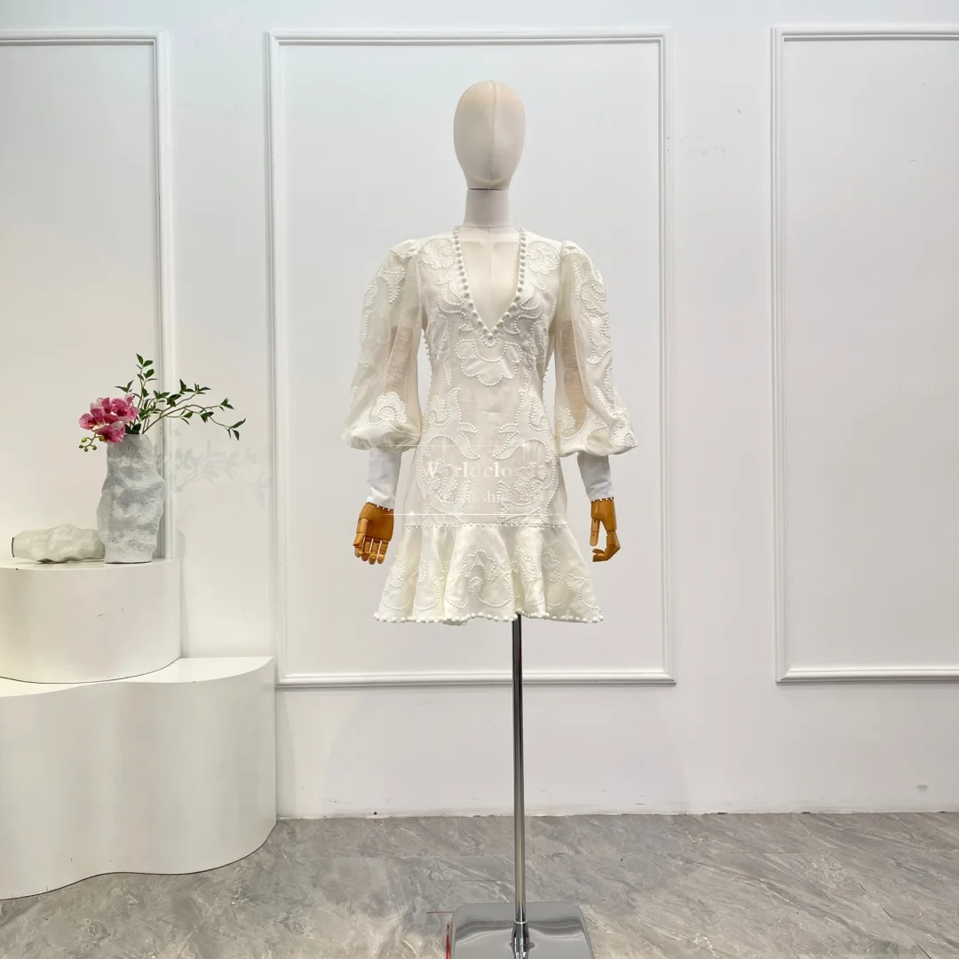 Элегантная женская одежда 2025: белое мини-платье с цветочной вышивкой и длинными рукавами, глубоким V-образным вырезом и открытой спиной
Элегантная женская одежда 2025: белое мини-платье с цветочной вышивкой и длинными рукавами, глубоким V-образным вырезом и открытой спиной