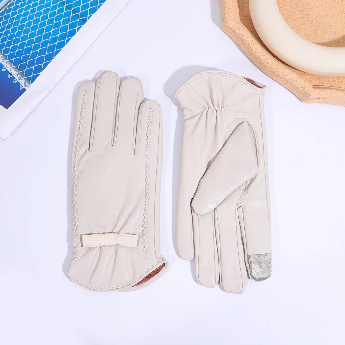 Butterfly Knot Genuine Leather Gloves for Women, Fashionable Winter Warm and Windproof Touch Screen Gloves with Fleece Added
Butterfly Knot Genuine Leather Gloves for Women, Fashionable Winter Warm and Windproof Touch Screen Gloves with Fleece Added