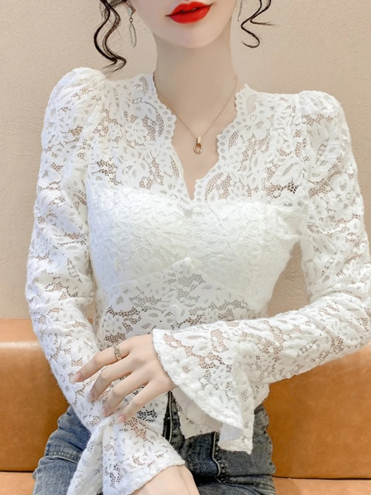 Женская кружевная майка-топ с V-образным вырезом, облегающая, в корейском стиле, для повседневной носки, средней длины
Женская кружевная майка-топ с V-образным вырезом, облегающая, в корейском стиле, для повседневной носки, средней длины