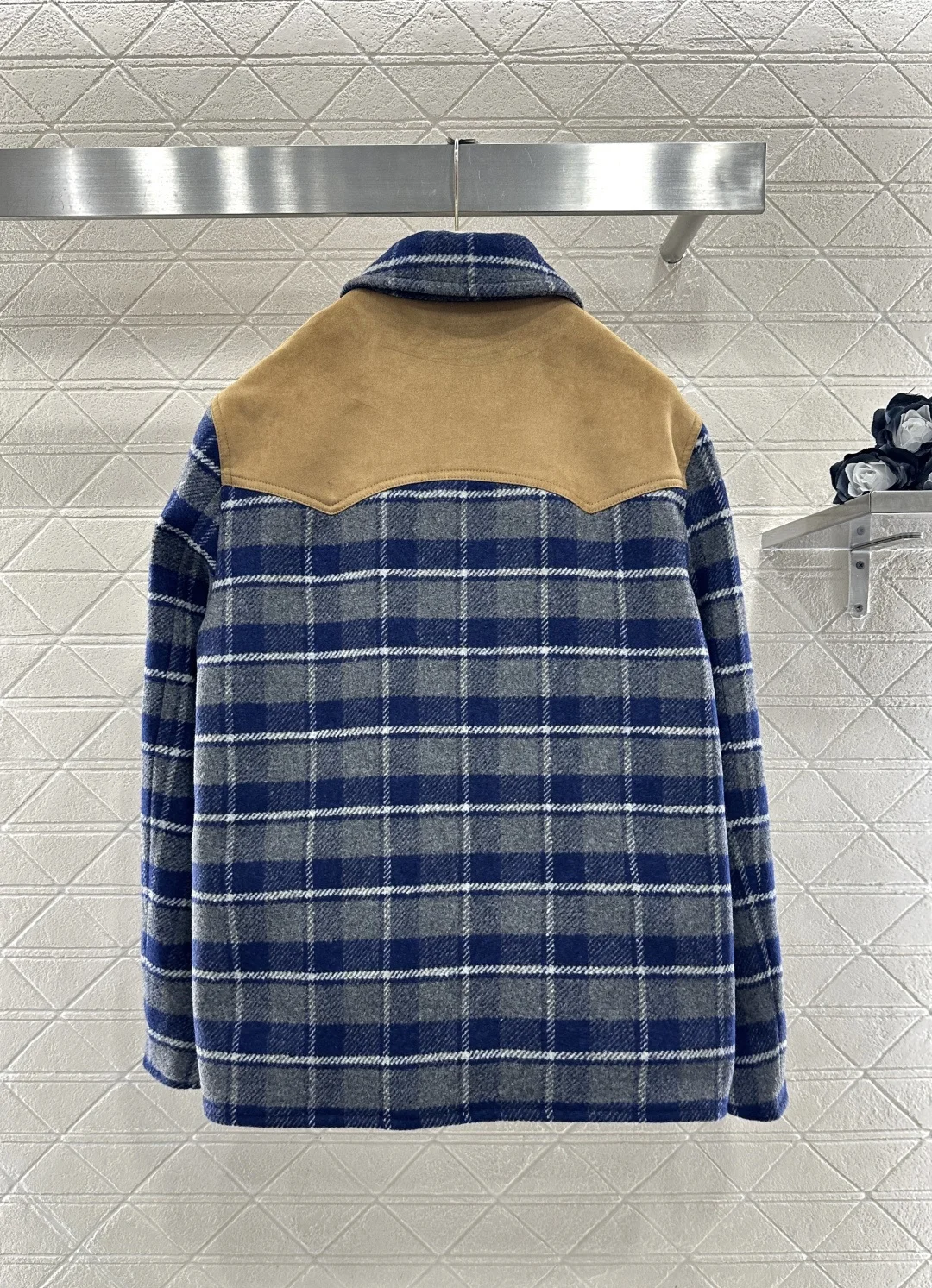 A blue and white checkered lapel jacket with a loose fit, retro style, casual commuting warmth and luxury
A blue and white checkered lapel jacket with a loose fit, retro style, casual commuting warmth and luxury