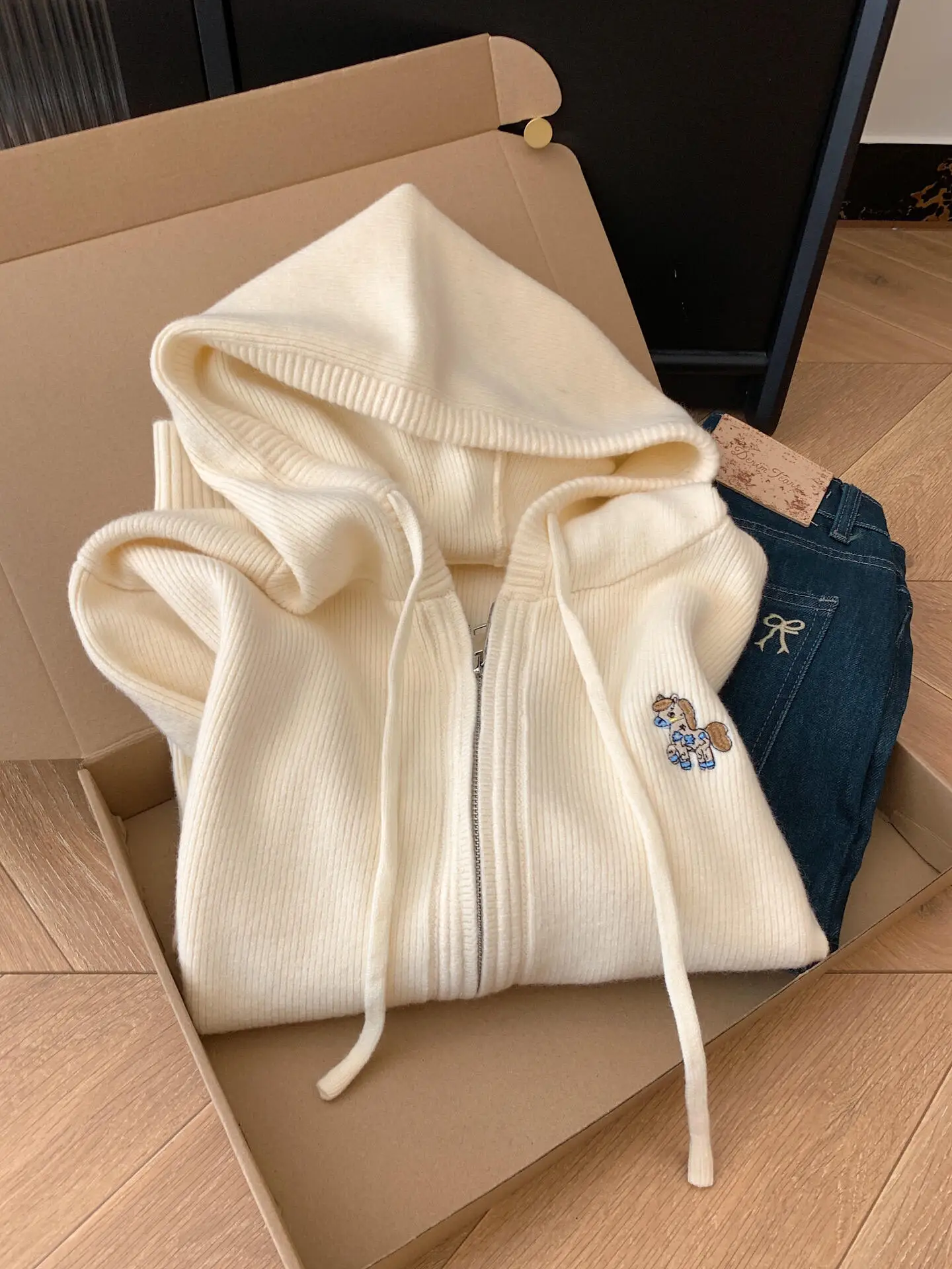 Hooded Embroidered Sweater Jaet Women's Autumn Winter Korean Sle Double Zipper Knitted Cardigan Trendy Milk Color Cartoon
Hooded Embroidered Sweater Jaet Women's Autumn Winter Korean Sle Double Zipper Knitted Cardigan Trendy Milk Color Cartoon