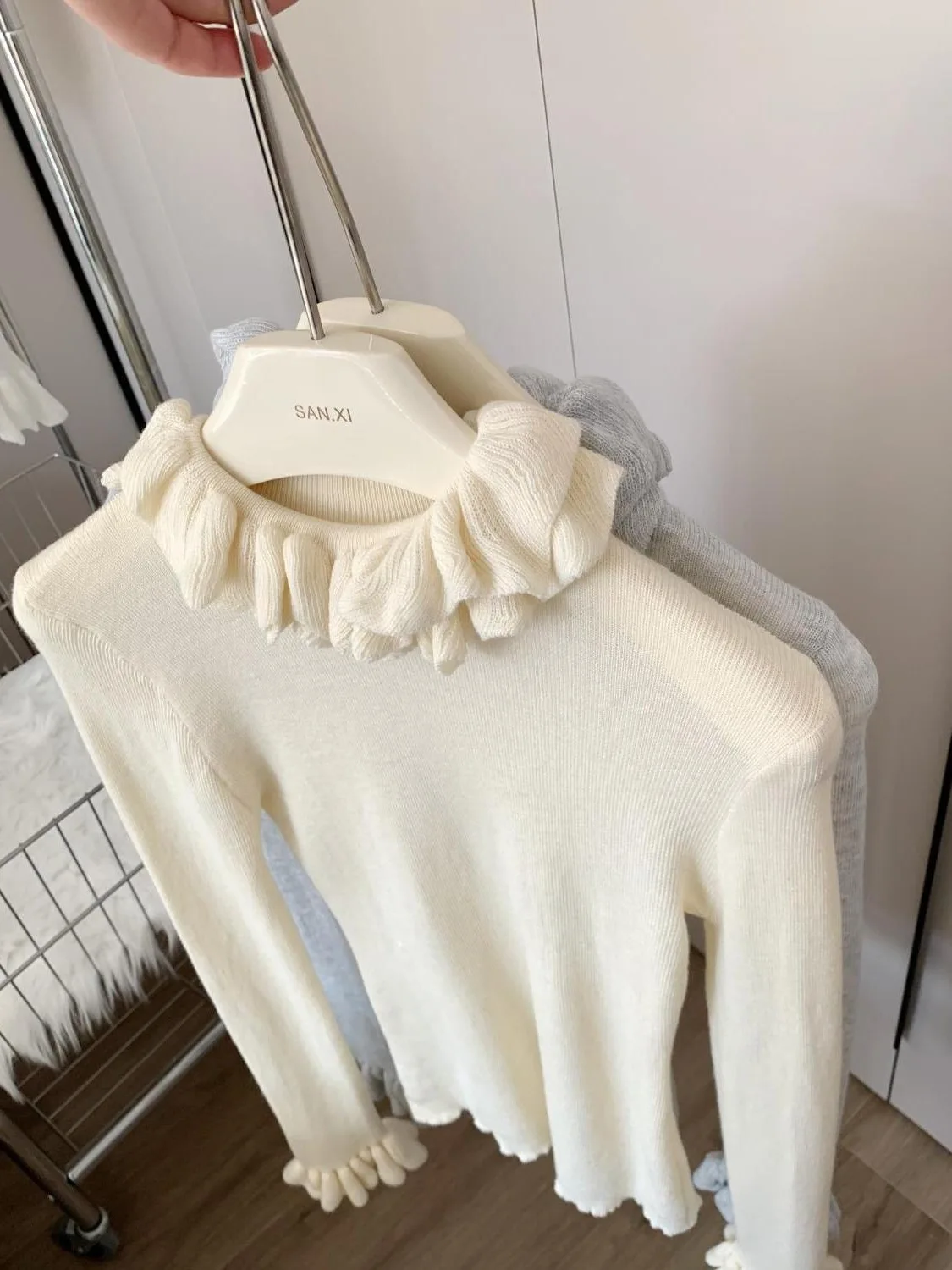 Retro Style Women's Knitted Long Sleeve Top Stand Collar Floral Bottoming Shirt Korean Fashion Autumn Winter Fashion
Retro Style Women's Knitted Long Sleeve Top Stand Collar Floral Bottoming Shirt Korean Fashion Autumn Winter Fashion