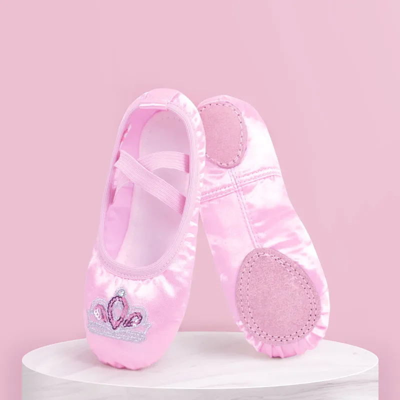 Атласные балетные туфли для девочек, детские блестящие балетные танцевальные Тапочки с вышивкой и раздельной подошвой, обувь для гимнастики и йоги
Атласные балетные туфли для девочек, детские блестящие балетные танцевальные Тапочки с вышивкой и раздельной подошвой, обувь для гимнастики и йоги