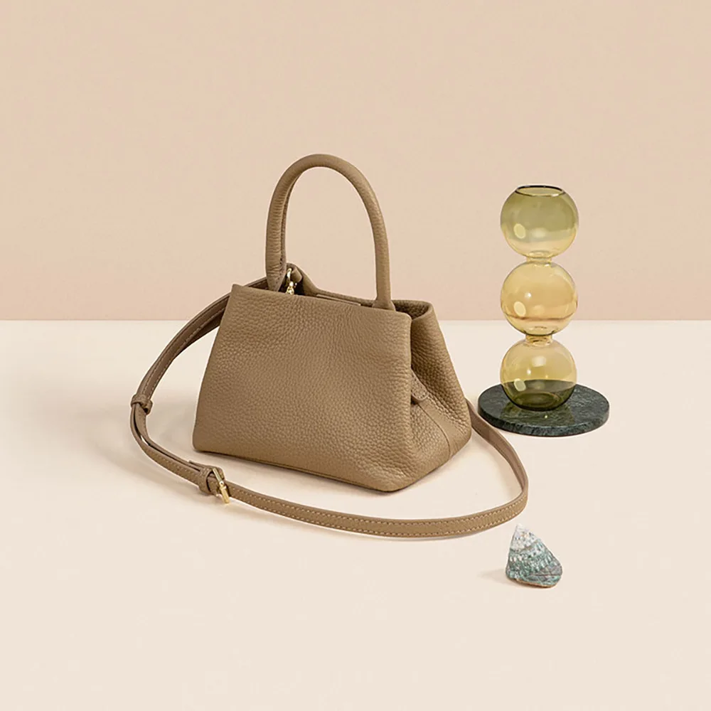 Magnetic Buckle Leather Basket Tote Women's 2024 Fashion Top Layer Cowhide Shoulder Crossbody Bag
Magnetic Buckle Leather Basket Tote Women's 2024 Fashion Top Layer Cowhide Shoulder Crossbody Bag