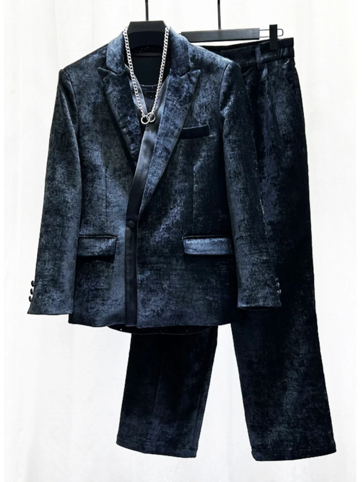 Новый усовершенствованный бархатный костюм, модный мужской дизайн, пальто в стиле пэчворк, повседневная удобная одежда для весны и осени.
Новый усовершенствованный бархатный костюм, модный мужской дизайн, пальто в стиле пэчворк, повседневная удобная одежда для весны и осени.
