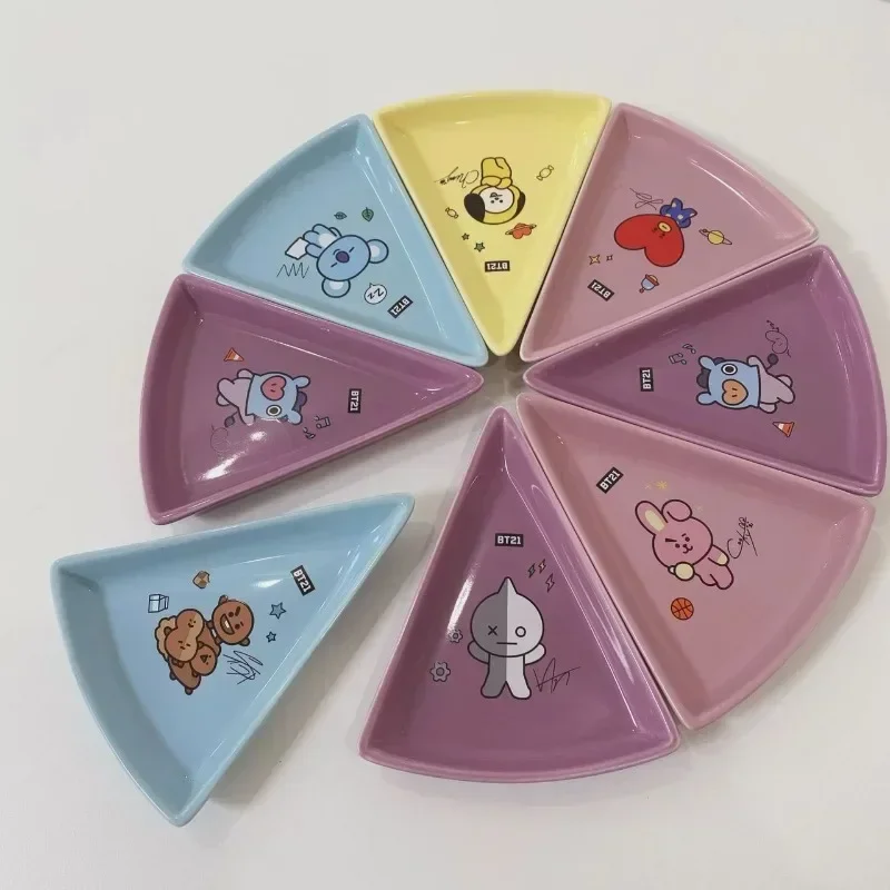 BT21 Cartoon Cute Triangle Rice Ball Ceramic Dinner Plate Tata Cooky Shooky Anime Kawaii Home Snack Snack Platter Ornament Gift
BT21 Cartoon Cute Triangle Rice Ball Ceramic Dinner Plate Tata Cooky Shooky Anime Kawaii Home Snack Snack Platter Ornament Gift