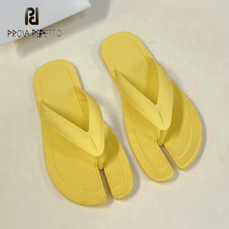 Tabi Split Toe Slippers Flip Flops Summer 2023 Retro Roman Outside Flat Slippers Leisure Beach Vacation Designer Shoes Female
Tabi Split Toe Slippers Flip Flops Summer 2023 Retro Roman Outside Flat Slippers Leisure Beach Vacation Designer Shoes Female