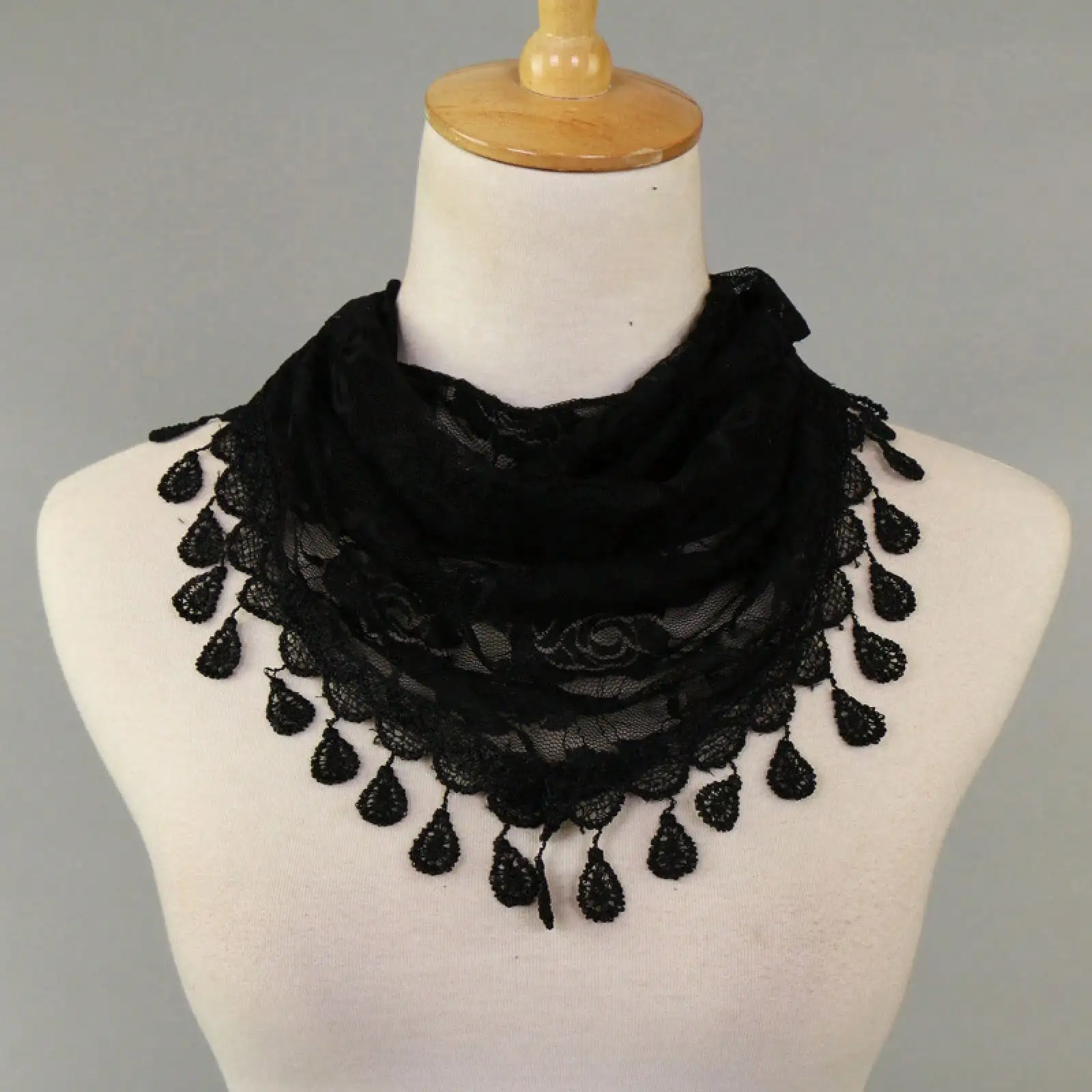 Lace Mantilla Triangle Veil, Versatile Solid Color, Suitable For Daily Wear,Wedding Hair Accessories
Lace Mantilla Triangle Veil, Versatile Solid Color, Suitable For Daily Wear,Wedding Hair Accessories