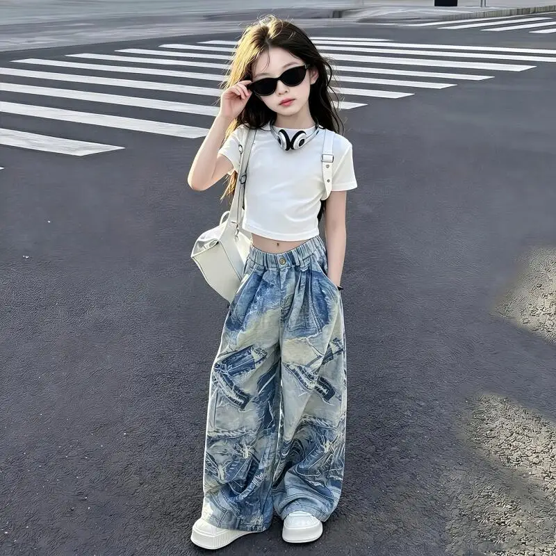 New Girls Short-Sleeved Jeans Suit Summer Girls Printed Short T-Shirt Wide Leg Pants Children's Floor Mopping Pant Two-Piece Set
New Girls Short-Sleeved Jeans Suit Summer Girls Printed Short T-Shirt Wide Leg Pants Children's Floor Mopping Pant Two-Piece Set