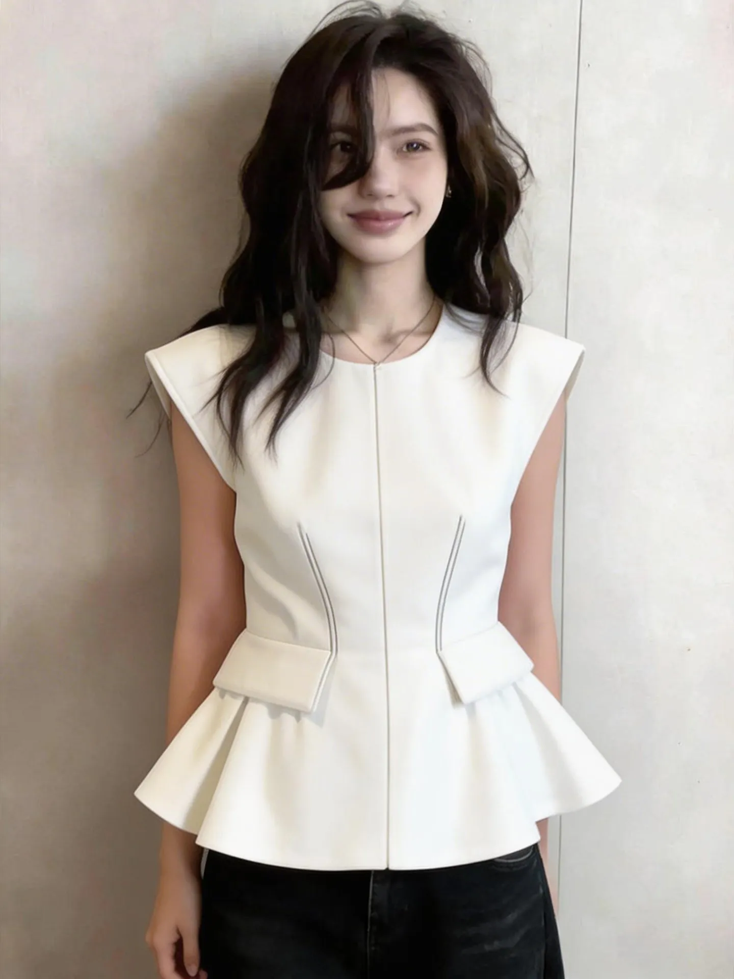 White Sleeveless Women's Top with Lace Trim Large Size Waist-Cinching Slimming Commute-Friendly Fashionable Design
White Sleeveless Women's Top with Lace Trim Large Size Waist-Cinching Slimming Commute-Friendly Fashionable Design