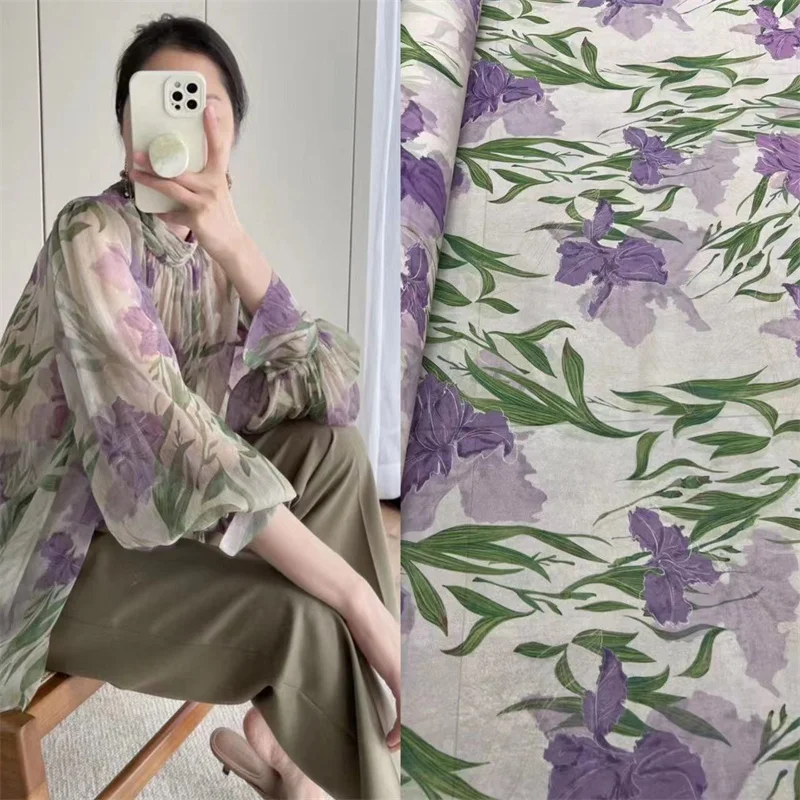 Серия Haute Couture, фиолетовая ирис с принтом 03, шелковая ткань из жоржета, ткань для маятникового платья с темпераментом 
Серия Haute Couture, фиолетовая ирис с принтом 03, шелковая ткань из жоржета, ткань для маятникового платья с темпераментом