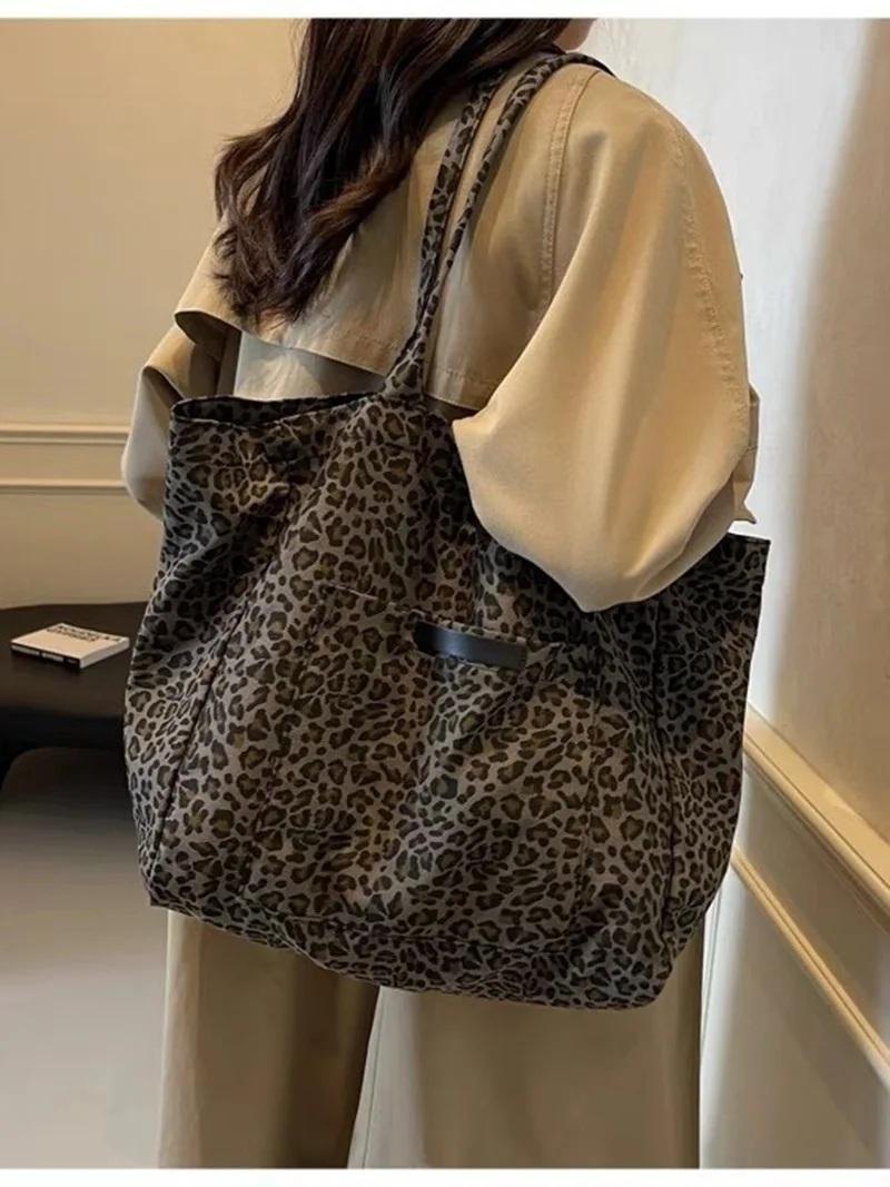 Новая осенне-зимняя холщовая сумка большой вместимости с леопардовым принтом для женщин, дизайн ленивого стиля, универсальная сумка через плечо, сумка через плечо
Новая осенне-зимняя холщовая сумка большой вместимости с леопардовым принтом для женщин, дизайн ленивого стиля, универсальная сумка через плечо, сумка через плечо