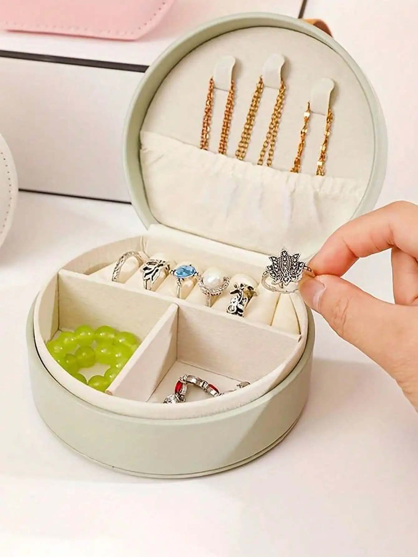 1pc Creative Portable Jewelry Box, Necklace & Ring Travel Jewelry Storage Box, Circular Compact Jewelry Organizer
1pc Creative Portable Jewelry Box, Necklace & Ring Travel Jewelry Storage Box, Circular Compact Jewelry Organizer