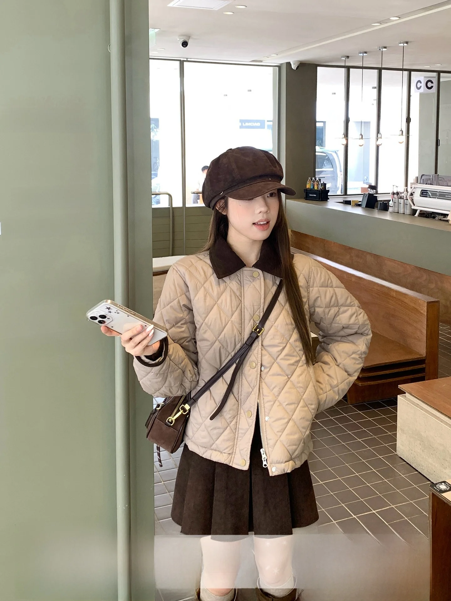 Женская хлопковая куртка с цветным ромбовидным узором на воротнике, свободного кроя, теплая, для повседневной носки, универсальная, для осеннего сезона, модная.
Женская хлопковая куртка с цветным ромбовидным узором на воротнике, свободного кроя, теплая, для повседневной носки, универсальная, для осеннего сезона, модная.