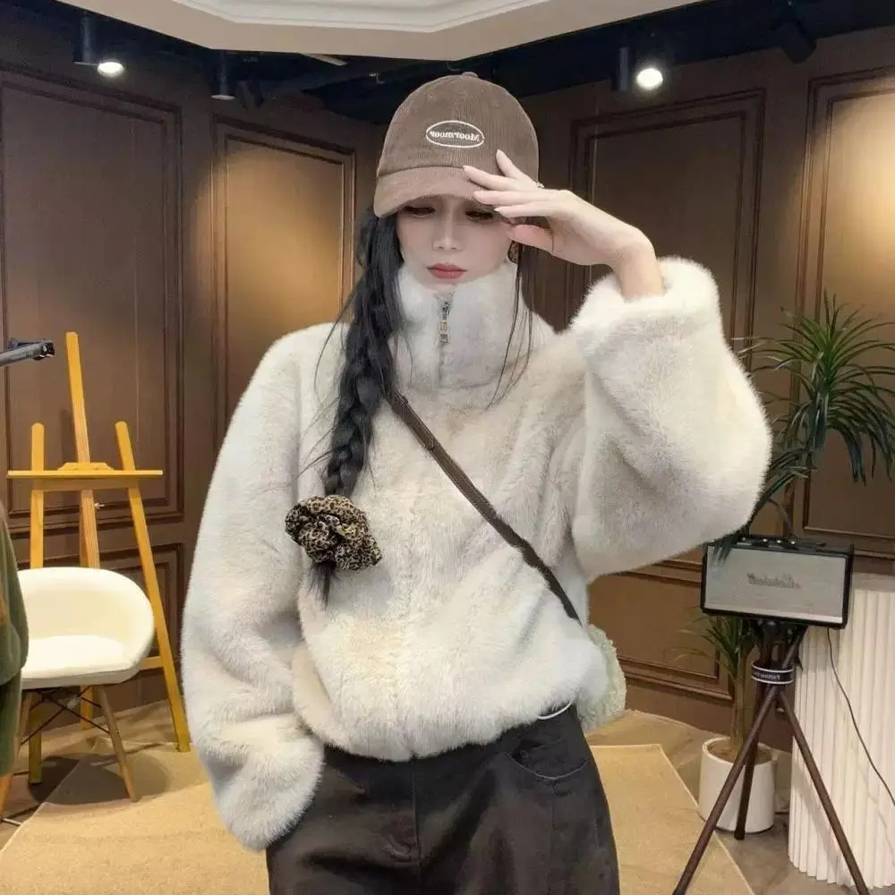 2025 модная осенне-зимняя женская шуба из искусственного меха, ветрозащитное короткое пальто
2025 модная осенне-зимняя женская шуба из искусственного меха, ветрозащитное короткое пальто