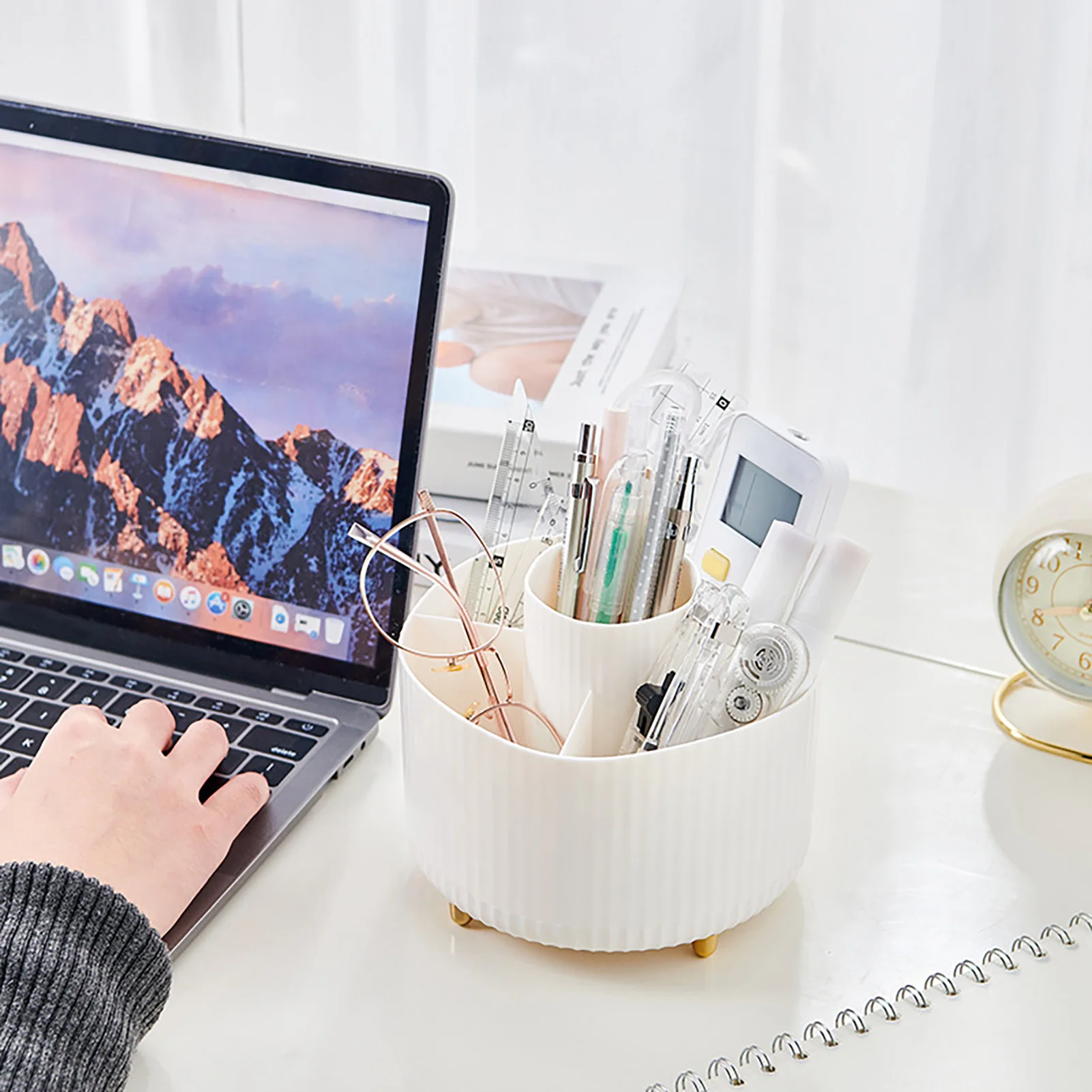 (Orange) Cosmetics storage box, rotating desktop, dressing table, bathroom, lipstick and skincare shelf
(Orange) Cosmetics storage box, rotating desktop, dressing table, bathroom, lipstick and skincare shelf