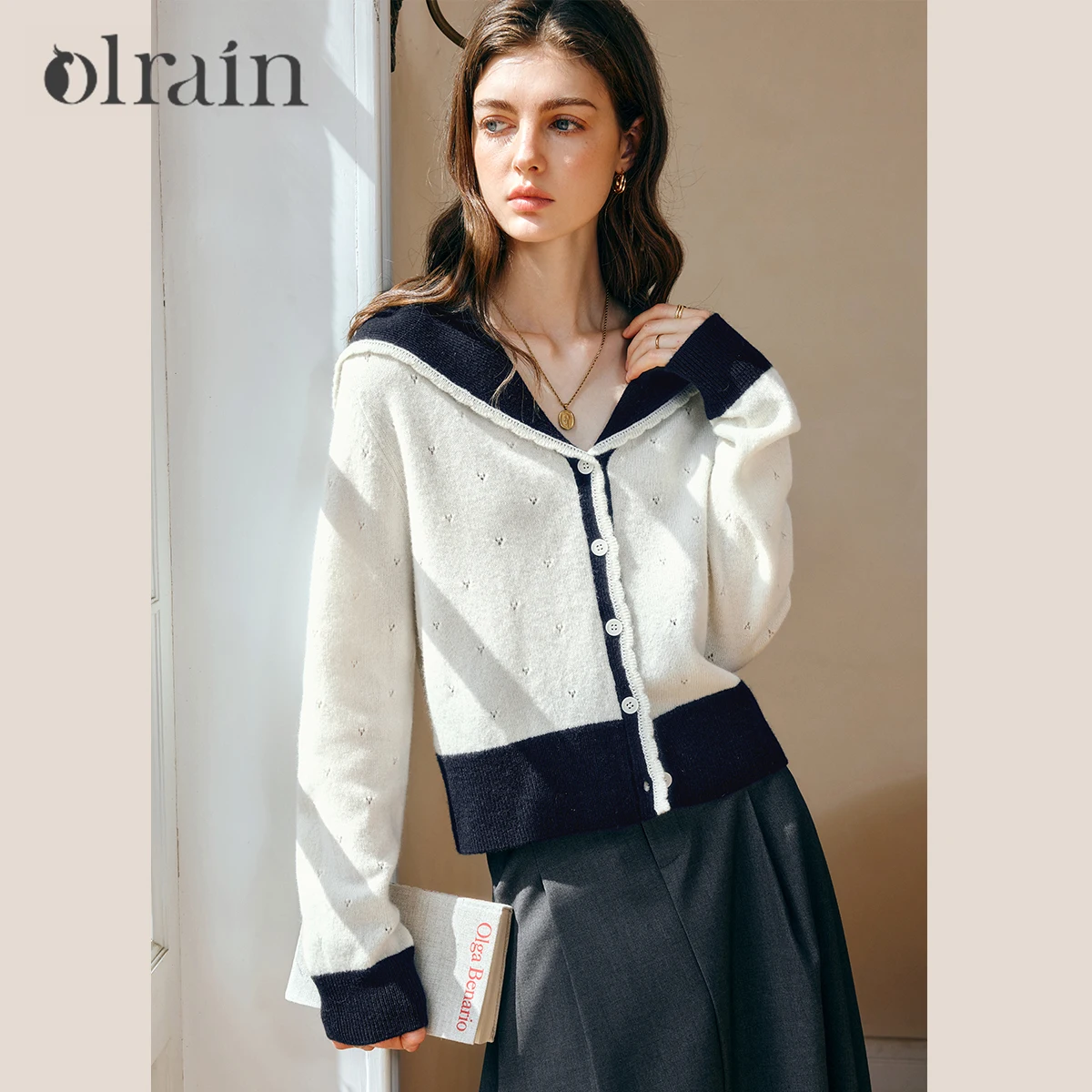 OLrain Women Long Sleeve Tops 2025 Spring Summer French Fashion Style Apricot Sweater Navy Collar Loose-knit Cardigan M57CM96215
OLrain Women Long Sleeve Tops 2025 Spring Summer French Fashion Style Apricot Sweater Navy Collar Loose-knit Cardigan M57CM96215