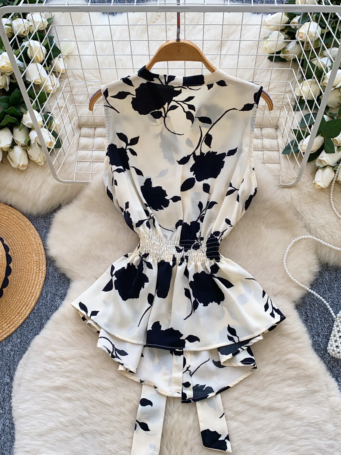 Ladies Summer irt 2025 Waist-Cinching Asymmetrical Svel V-Ne Print Top Korean Sle Loose Fit Commute Faion
Ladies Summer irt 2025 Waist-Cinching Asymmetrical Svel V-Ne Print Top Korean Sle Loose Fit Commute Faion