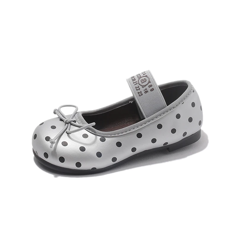 Girls Silver Mary Janes 2026 Fall New Polka Dot Bow Knot Shallow Flats Soft Sole Princess Shoes For Kids Non-Slip Breathable
Girls Silver Mary Janes 2026 Fall New Polka Dot Bow Knot Shallow Flats Soft Sole Princess Shoes For Kids Non-Slip Breathable