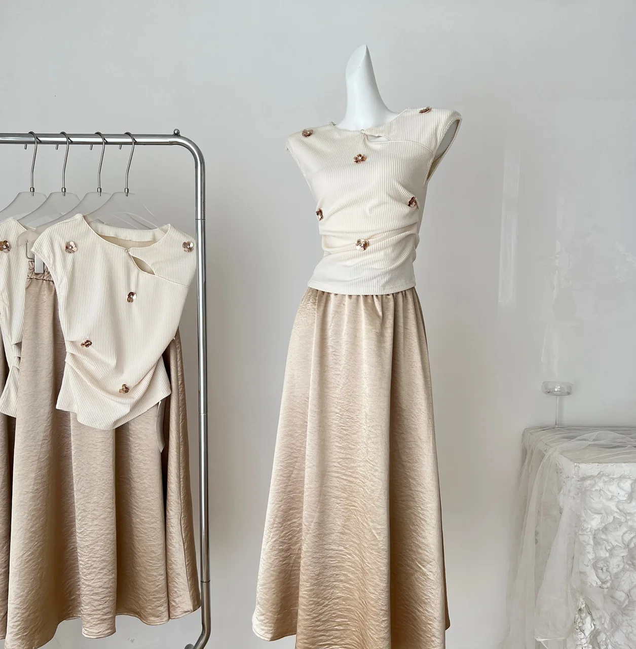 2025 Summer Pure Desire Fashion Set Women's Design Irregular Short sleeved Top+A-line Skirt Pants Two piece Set
2025 Summer Pure Desire Fashion Set Women's Design Irregular Short sleeved Top+A-line Skirt Pants Two piece Set