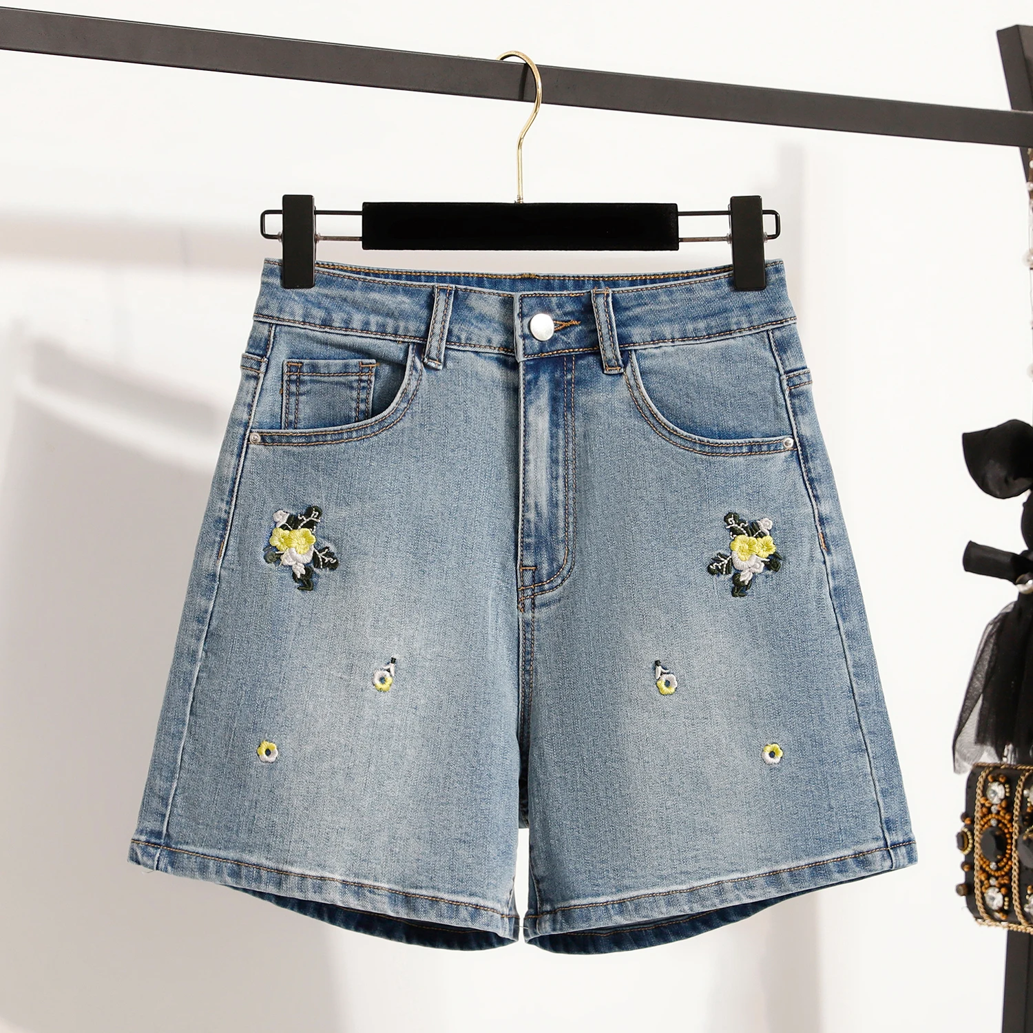 Summer New plus Size Loose Wide Leg Denim Shorts Embroidered Slimming Korean Style Women's Mid-Thigh Shorts Casual Cotton Blend
Summer New plus Size Loose Wide Leg Denim Shorts Embroidered Slimming Korean Style Women's Mid-Thigh Shorts Casual Cotton Blend