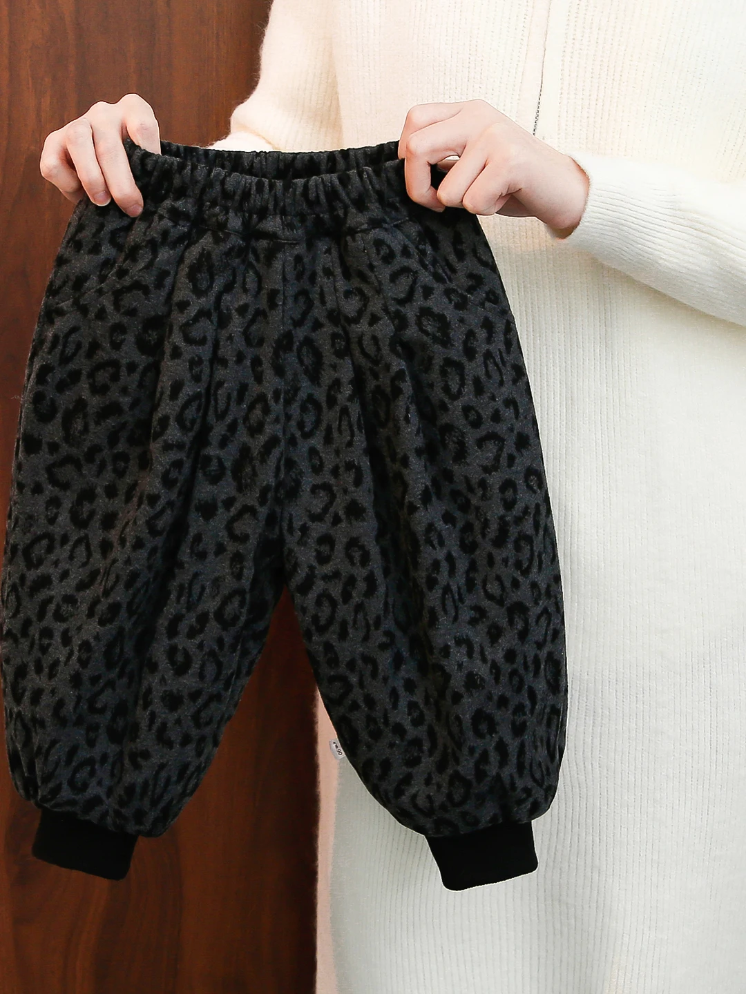 Модные теплые хлопковые брюки для девочек Зима 2025: Свободные повседневные ретро-брюки с леопардовым принтом, с манжетами, с высокой талией, длинные, в корейском стиле
Модные теплые хлопковые брюки для девочек Зима 2025: Свободные повседневные ретро-брюки с леопардовым принтом, с манжетами, с высокой талией, длинные, в корейском стиле