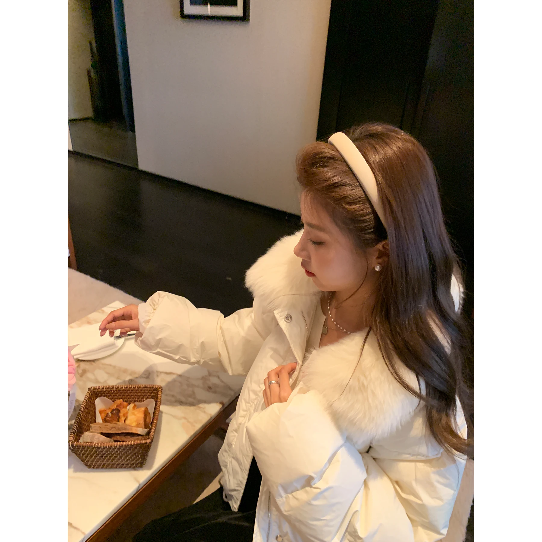 Куртка HelloReese Thiened с меховым воротником, белая, в корейском стиле, женская, осенне-зимняя, новинка, из ткани с эффектом памяти, для повседневной носки...
Куртка HelloReese Thiened с меховым воротником, белая, в корейском стиле, женская, осенне-зимняя, новинка, из ткани с эффектом памяти, для повседневной носки...