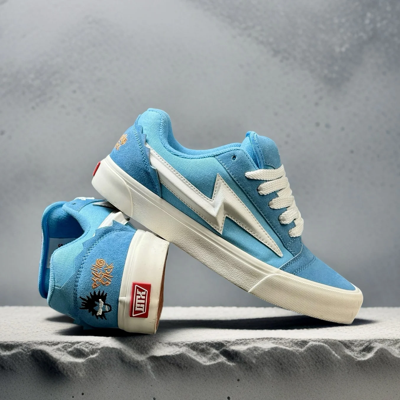 Синие низкие кроссовки с вышивкой, повседневные прочные резиновые подошвы на плоской подошве с круглым носком для молодежи, спорта, отдыха, китайского бренда Wacxs
Синие низкие кроссовки с вышивкой, повседневные прочные резиновые подошвы на плоской подошве с круглым носком для молодежи, спорта, отдыха, китайского бренда Wacxs