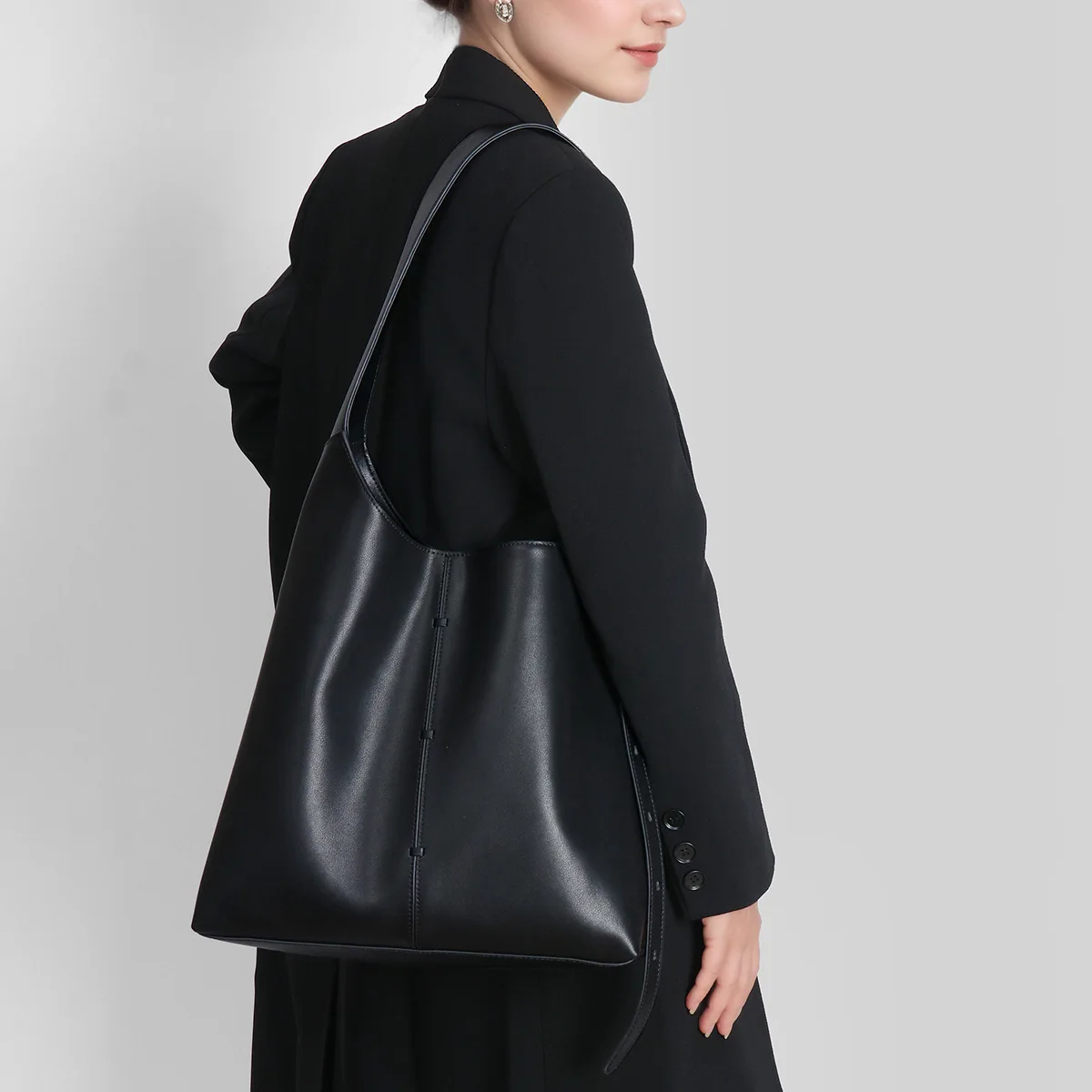 New high-end light luxury leather women's bag large-capacity underarm bag portable shoulder bag tote bag
New high-end light luxury leather women's bag large-capacity underarm bag portable shoulder bag tote bag