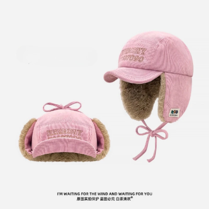 Новые корейские вельветовые кепки-пилоты с вышивкой букв для мужчин и женщин, зимние уличные велосипедные теплые ветрозащитные шапки-бомберы на шнуровке
Новые корейские вельветовые кепки-пилоты с вышивкой букв для мужчин и женщин, зимние уличные велосипедные теплые ветрозащитные шапки-бомберы на шнуровке