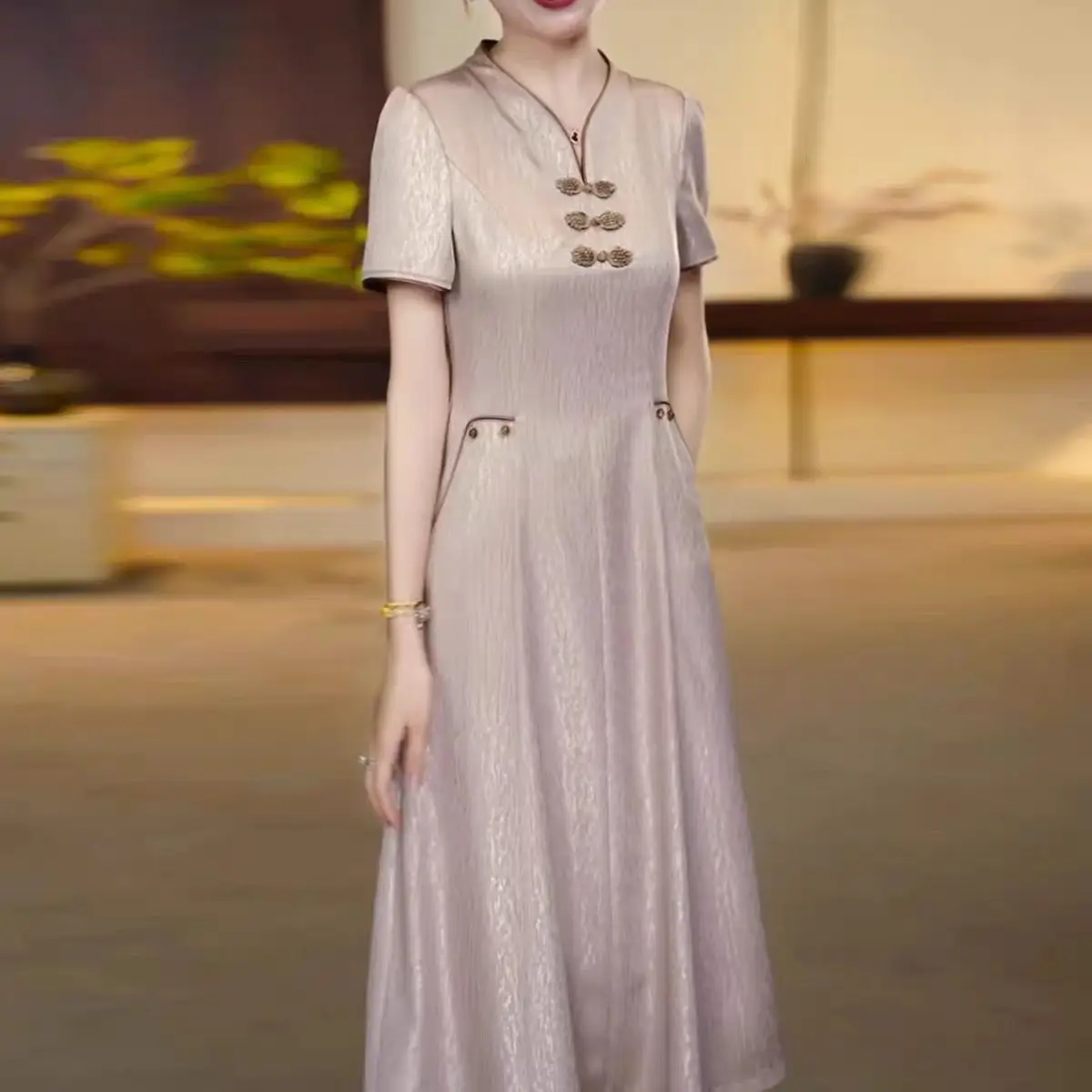 New Chinese Cheongsam Dress Women Short Sleeve Stand Collar Frog Button Jacquard Satin Slim Elegant Tea Party Qipao Vestidos
New Chinese Cheongsam Dress Women Short Sleeve Stand Collar Frog Button Jacquard Satin Slim Elegant Tea Party Qipao Vestidos
