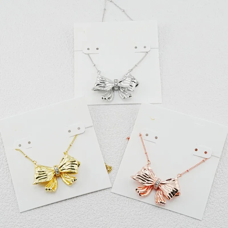 KS European and American Fashion Trend Stars Have The Same Sweet, Fresh and Cute Bow Simple and Versatile Necklace.
KS European and American Fashion Trend Stars Have The Same Sweet, Fresh and Cute Bow Simple and Versatile Necklace.