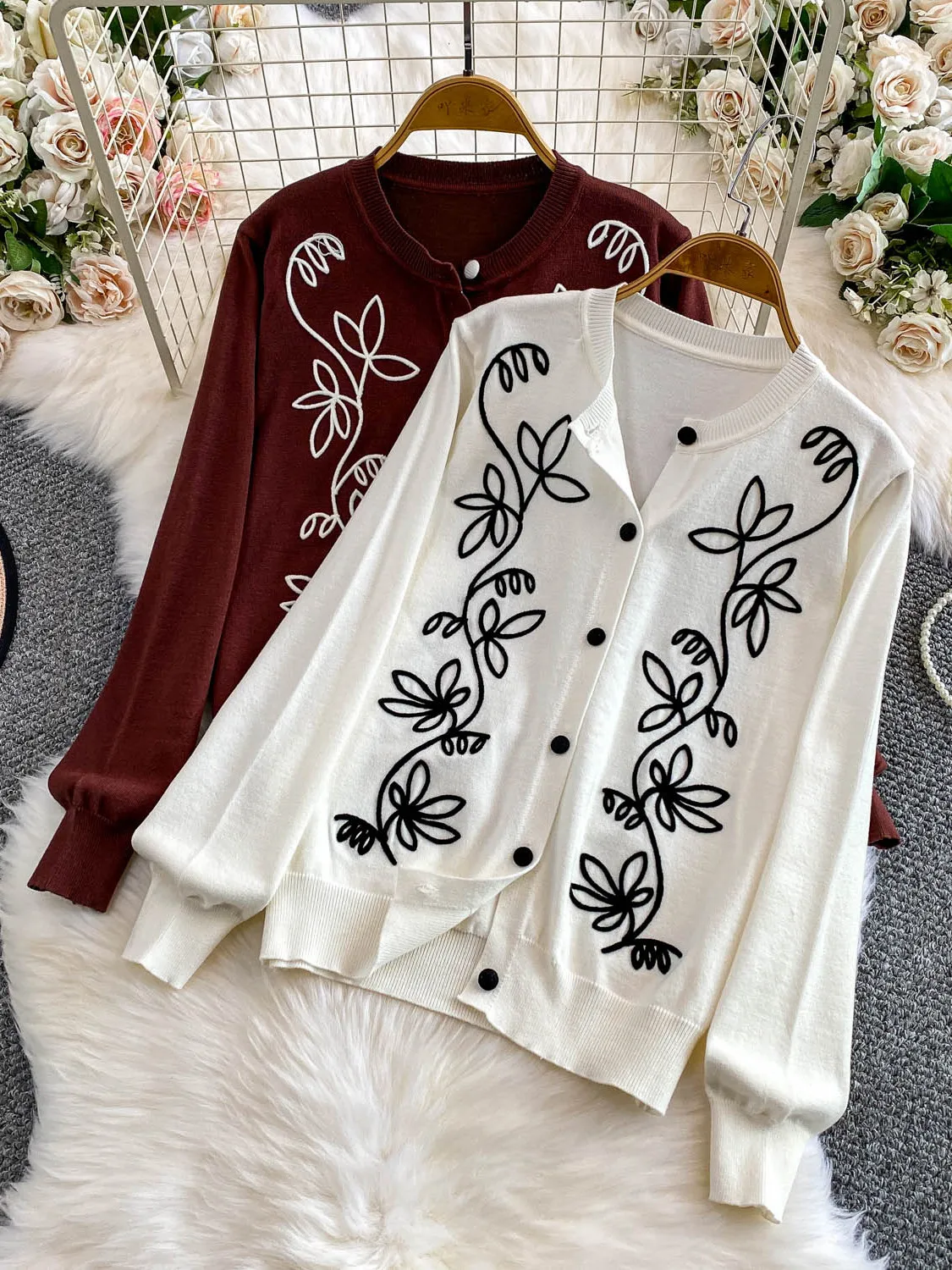 Осень 2024, новинка, круглая вязаная куртка с тяжелой вышивкой, женский свободный утягивающий повседневный топ на одной пуговице, корейский топ на работу
Осень 2024, новинка, круглая вязаная куртка с тяжелой вышивкой, женский свободный утягивающий повседневный топ на одной пуговице, корейский топ на работу