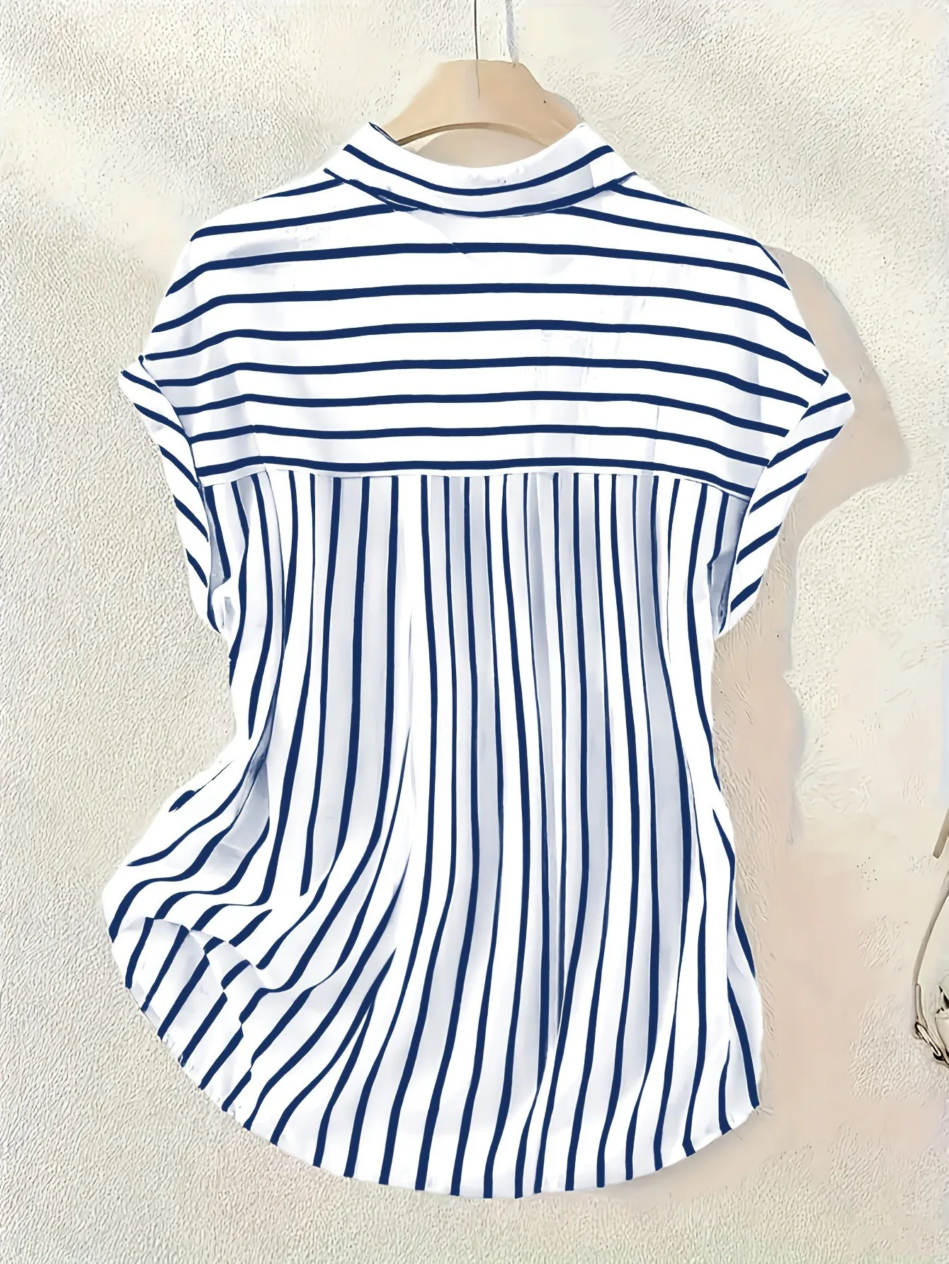 Elegant Retro Striped Sleeveless Shirt Women's Casual Vacation Style Shirt Breathable Polyester Fabric Comfortable to Wear
Elegant Retro Striped Sleeveless Shirt Women's Casual Vacation Style Shirt Breathable Polyester Fabric Comfortable to Wear