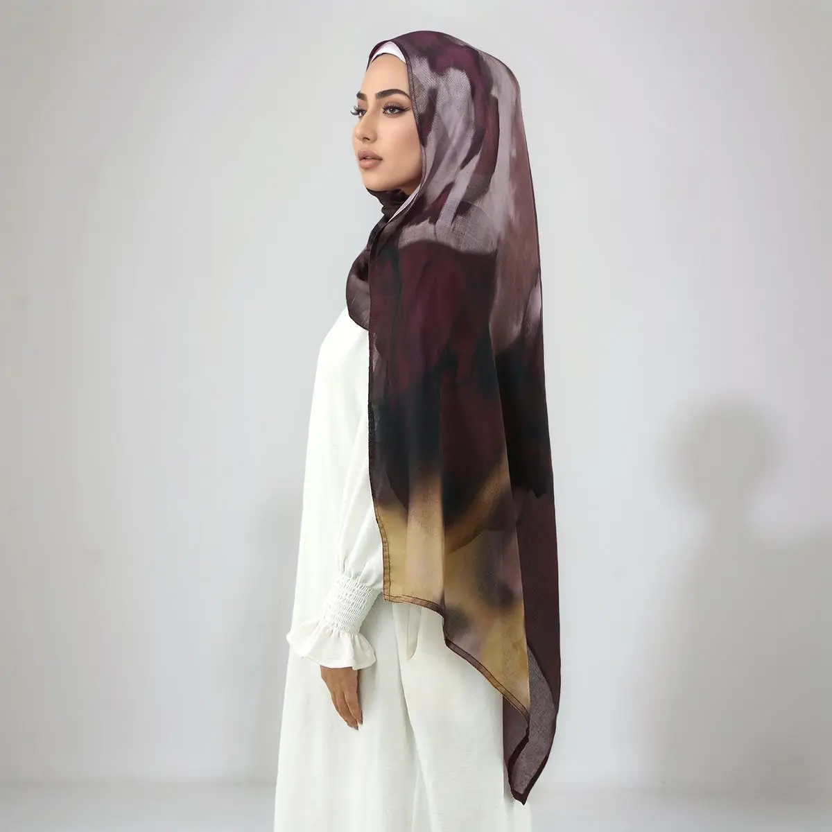 Новый акварельный хиджаб Shwal для женщин, вуаль с принтом, шарф-хиджаб, дышащий мягкий длинный модный шарф, мусульманский платок 180*70 см
Новый акварельный хиджаб Shwal для женщин, вуаль с принтом, шарф-хиджаб, дышащий мягкий длинный модный шарф, мусульманский платок 180*70 см