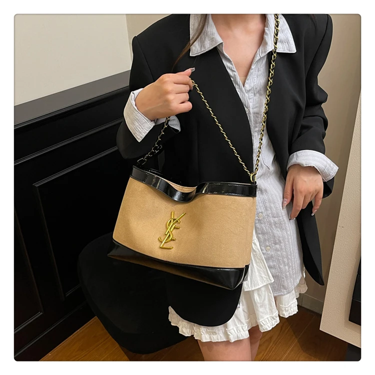 Элегантная бархатная сумка 2025 года, новая женская роскошная брендовая кожаная большая сумка известного дизайнера, популярная классическая повседневная сумка 
Элегантная бархатная сумка 2025 года, новая женская роскошная брендовая кожаная большая сумка известного дизайнера, популярная классическая повседневная сумка