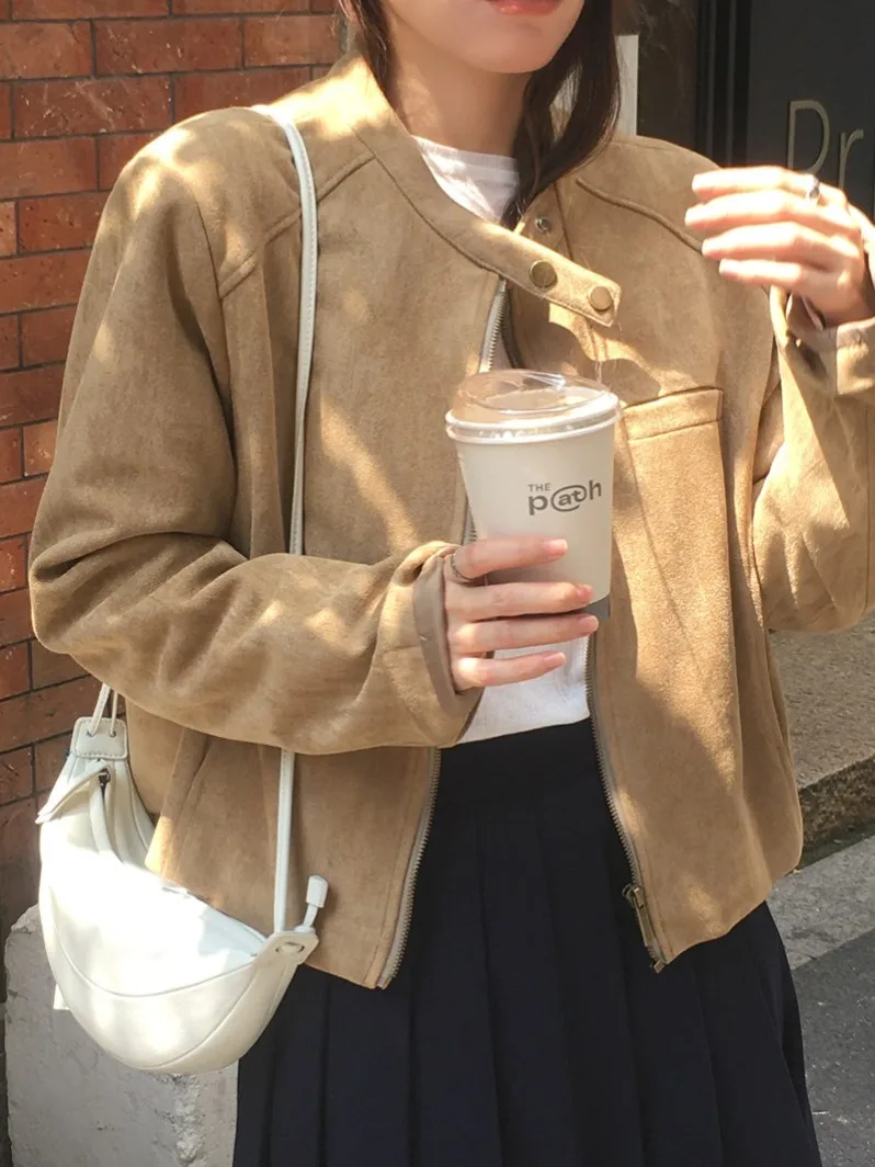 Женская замшевая куртка в стиле ретро-американский мотоциклетный кэжуал, свободного кроя, с воротником-стойкой, шикарная осенняя верхняя одежда
Женская замшевая куртка в стиле ретро-американский мотоциклетный кэжуал, свободного кроя, с воротником-стойкой, шикарная осенняя верхняя одежда