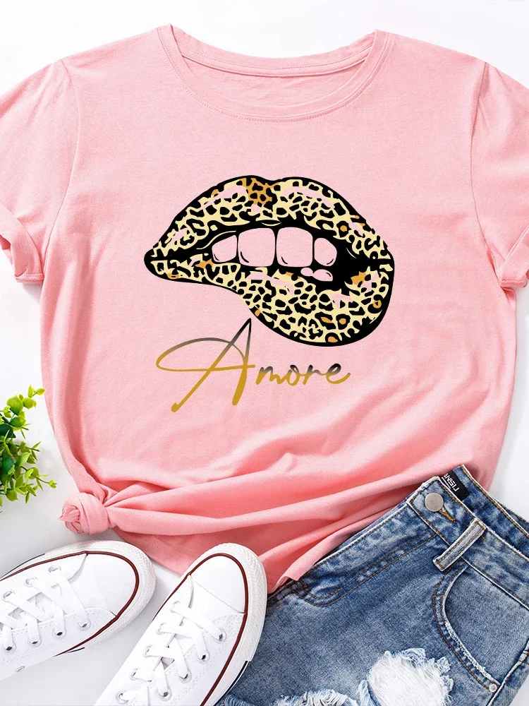 Amore Leopard Lip Print Women T Shirt Short Sleeve O Neck Loose Women Tshirt Ladies Tee Shirt Tops Clothes Camisetas Mujer
Amore Leopard Lip Print Women T Shirt Short Sleeve O Neck Loose Women Tshirt Ladies Tee Shirt Tops Clothes Camisetas Mujer